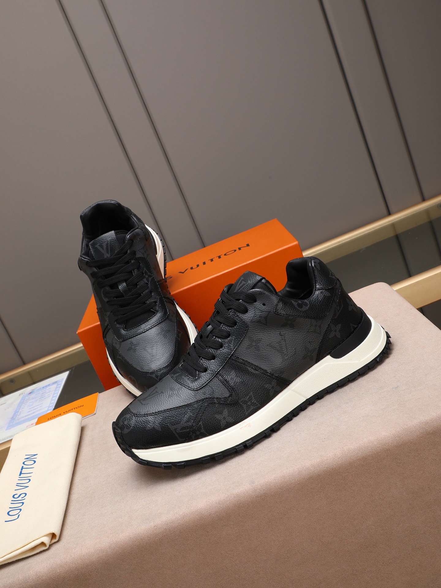 루이비통 Run Away maxi 스니커즈