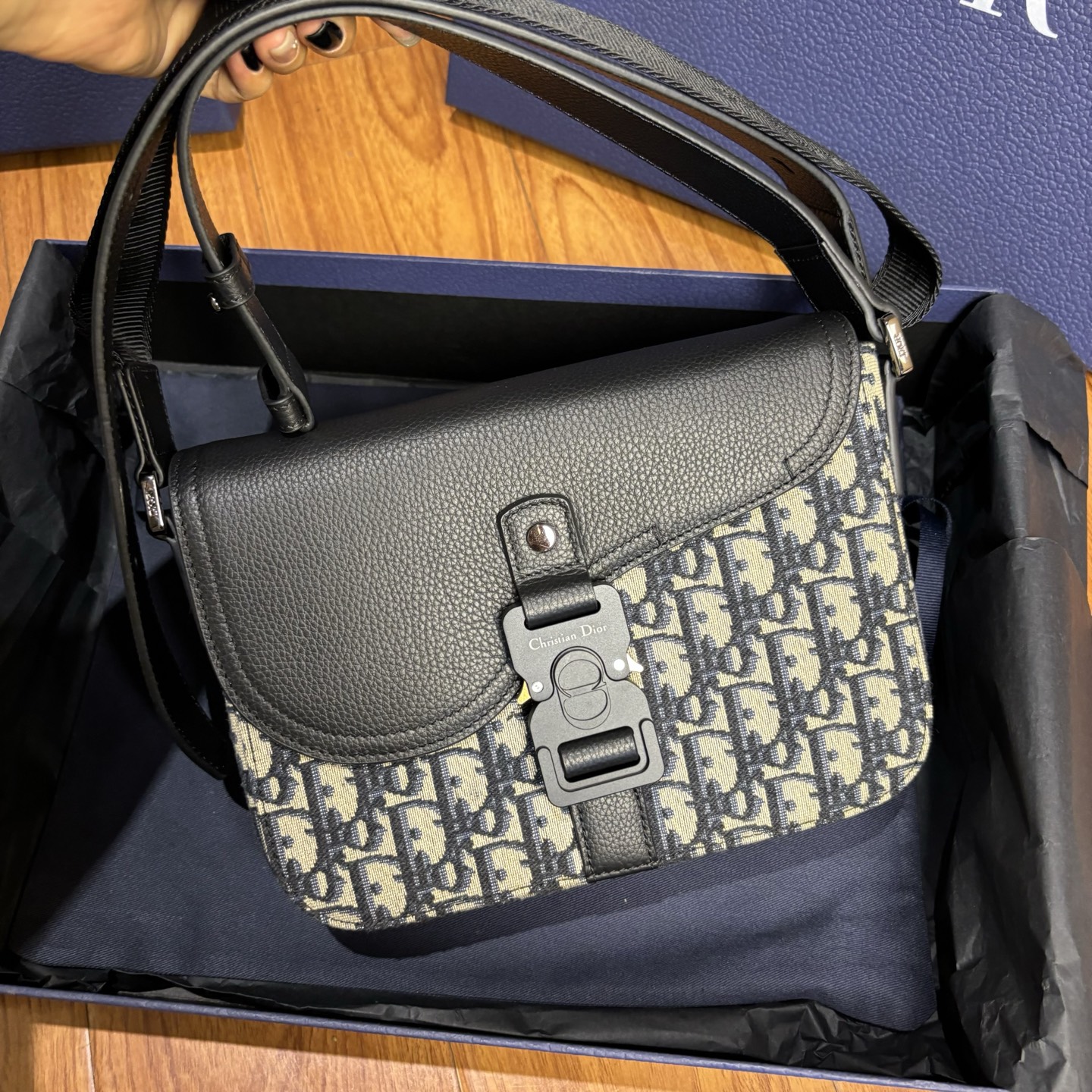 M9 디올 스몰 새들 플랩 메신저백 1ADPO049YKS  23 x 17.5 x 6cm