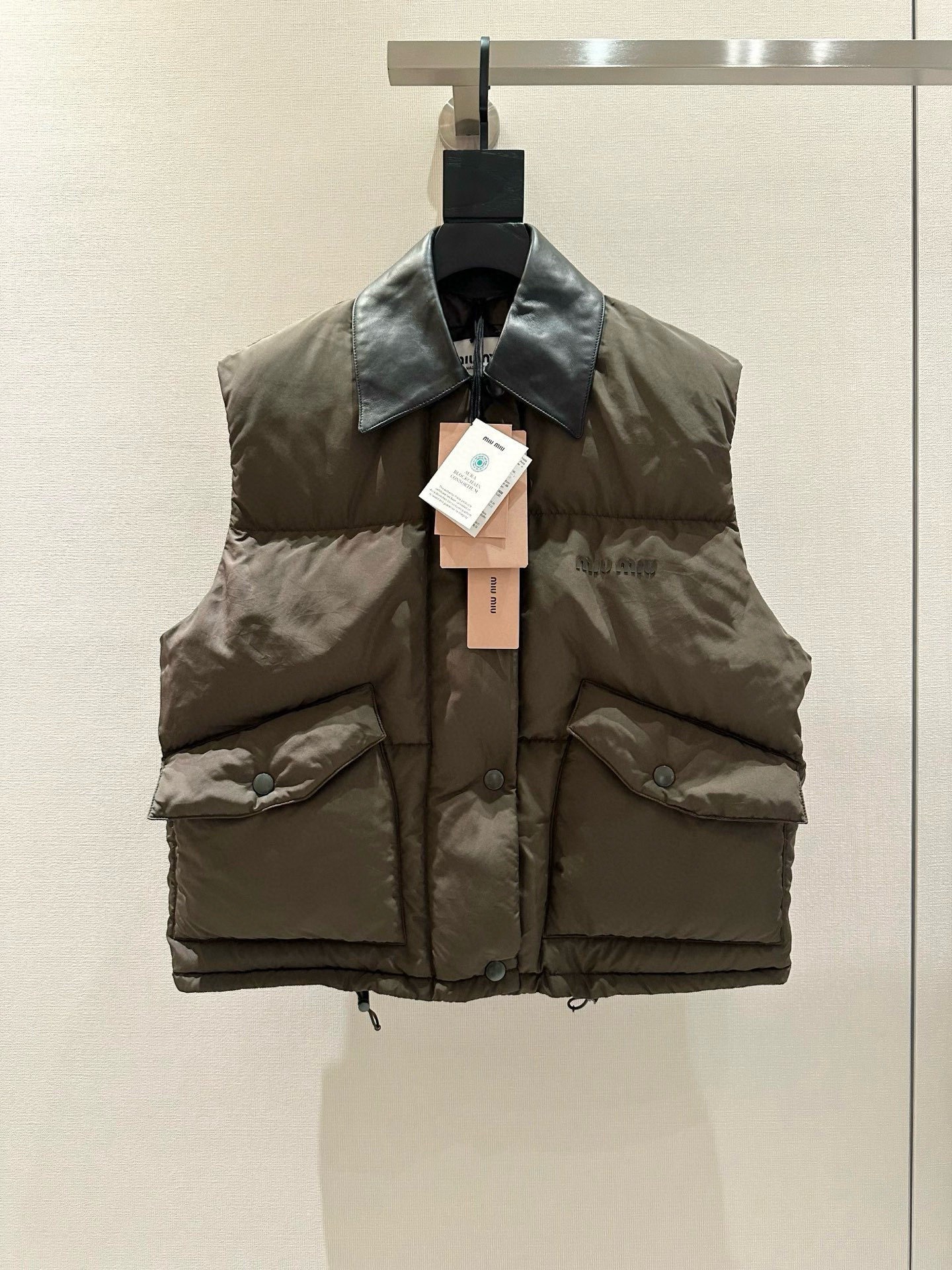 미우미우 레더 카라 구스다운 베스트