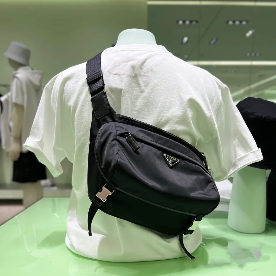 프라다 리나일론 사피아노 가죽 바이커백 2VH994 27x15.5x14cm