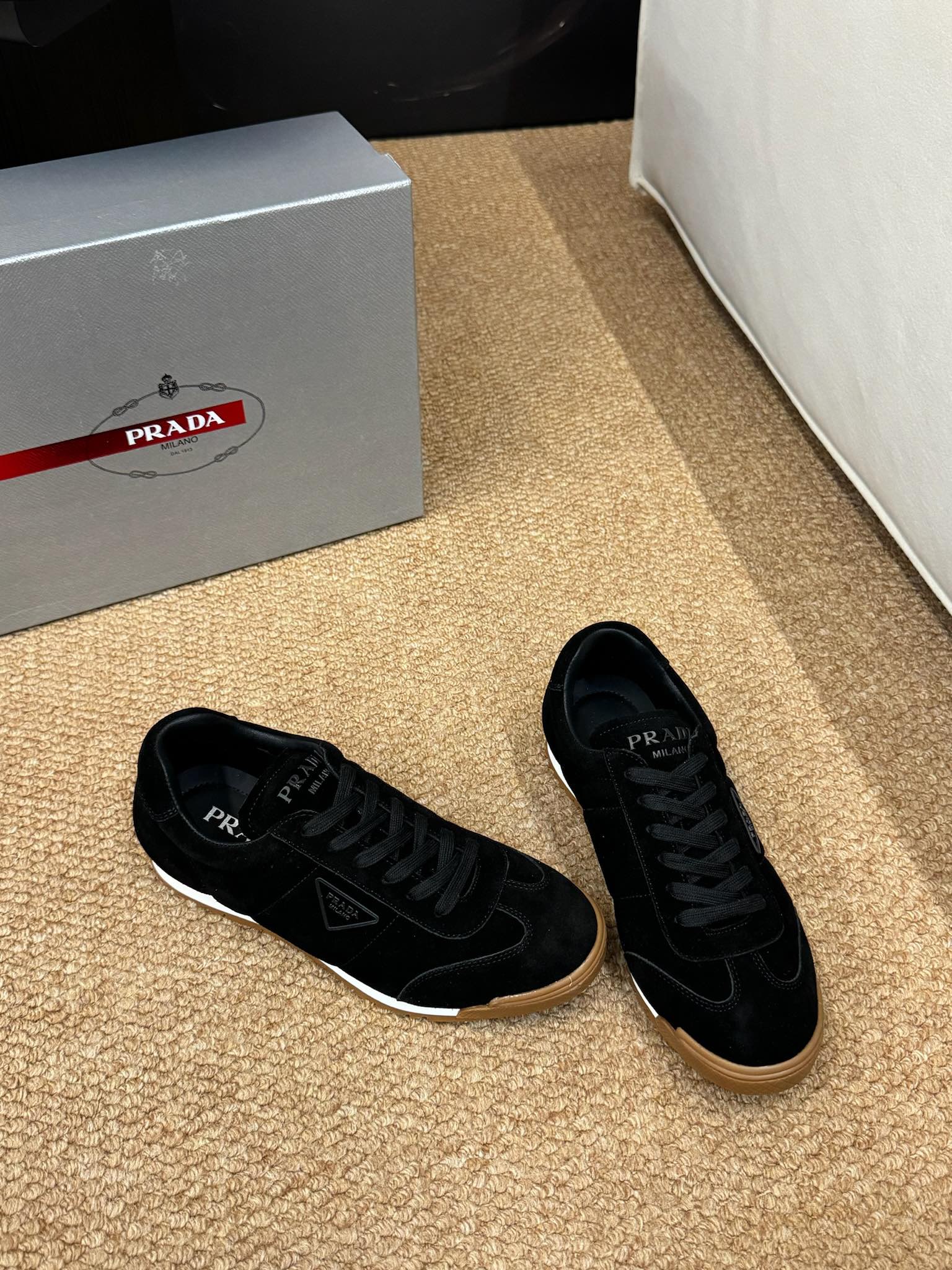 프라다 25ss 레인 레더 스니커즈