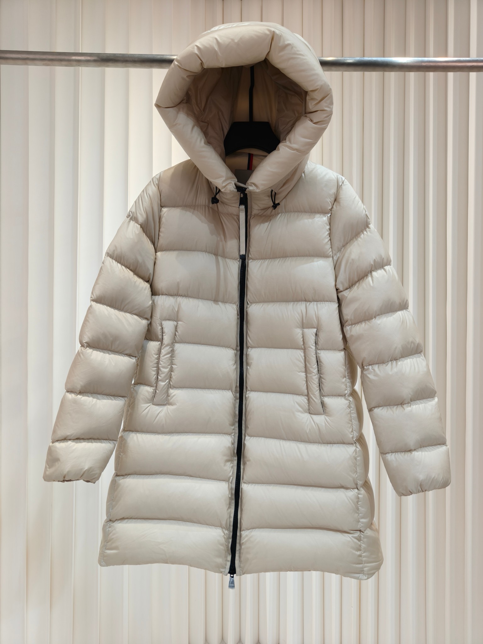 몽클레어 SUYENNE 후드 미드 다운 자켓