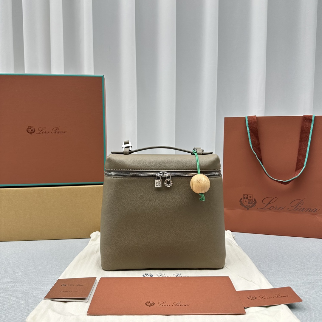 Loro Piana L23.5 백팩  23×8X 22cm
