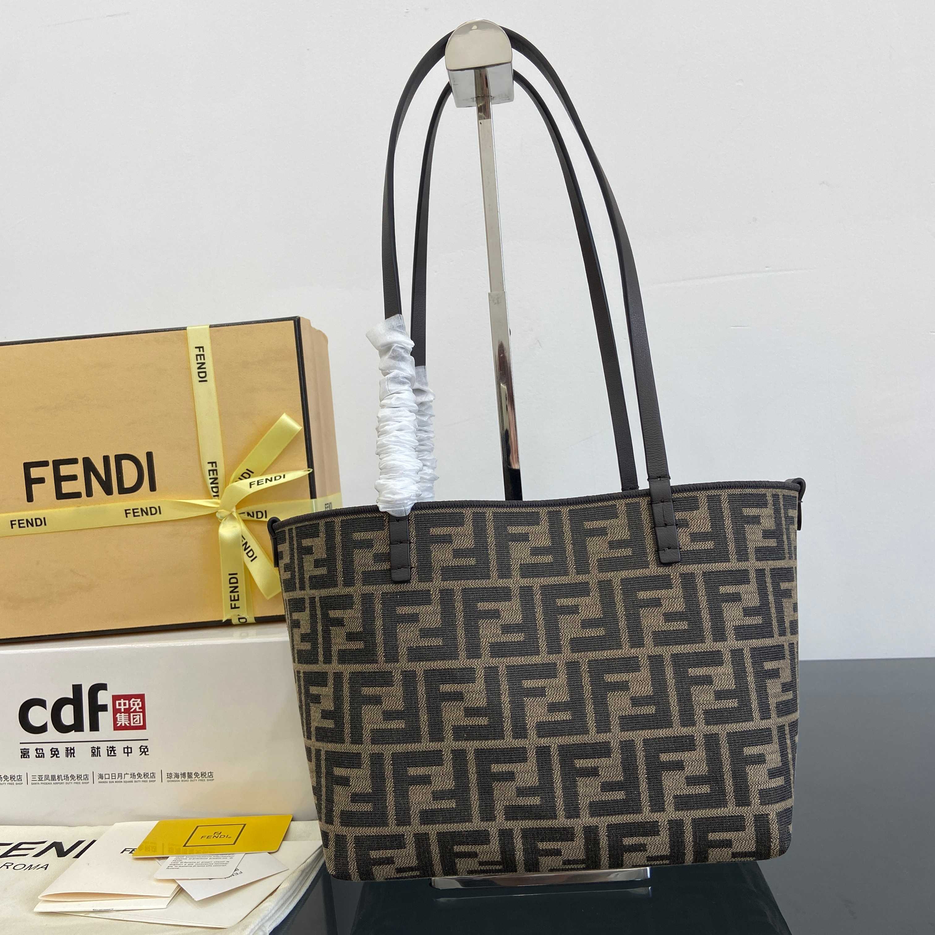 펜디 스몰 롤 리버서블 쇼퍼 백 8BH424  19.5cm·15cm·:23cm·