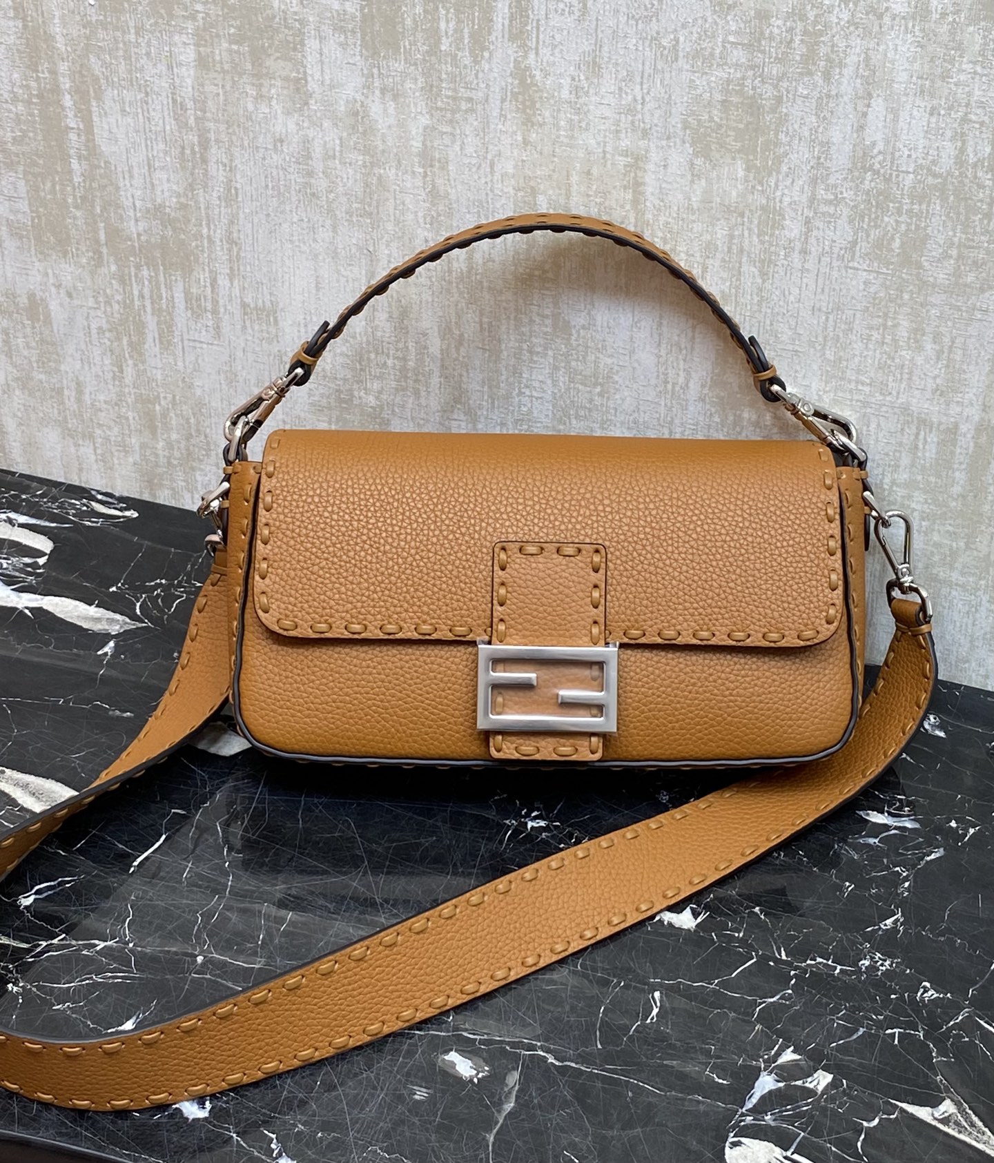 펜디 바게트 미디움 백 8BR600 27-6-15 cm