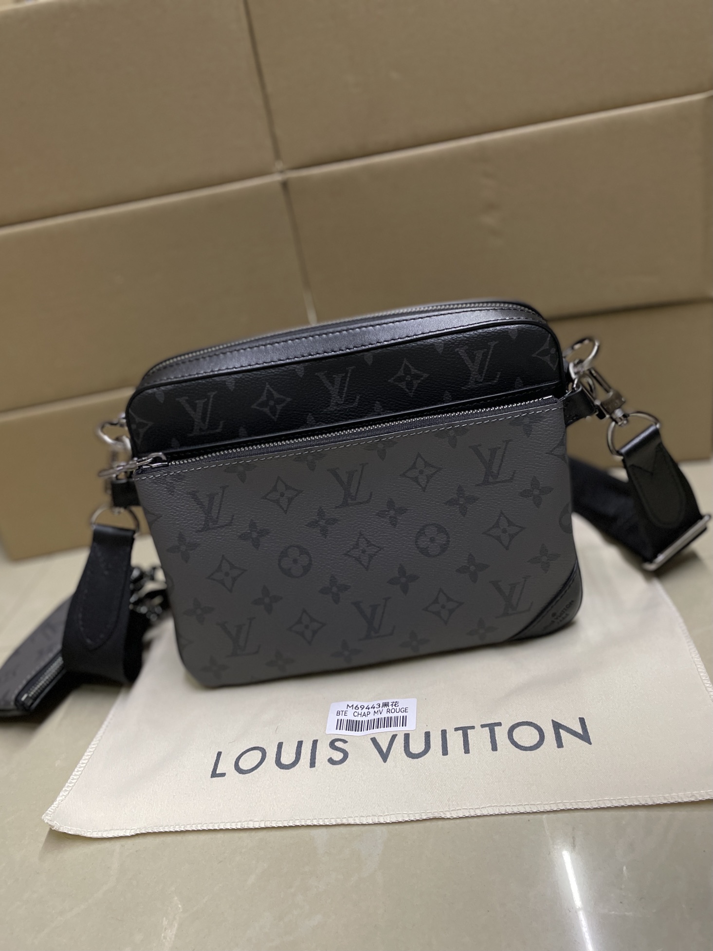 루이비통 트리오 메신저백 모노그램 이클립스 M69443 25x18.5x7cm