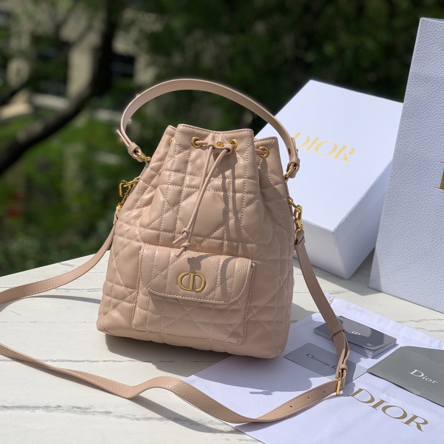 디올 25FW Caro 스몰 버킷백 M3372UNOZ  20 x 24 x 9