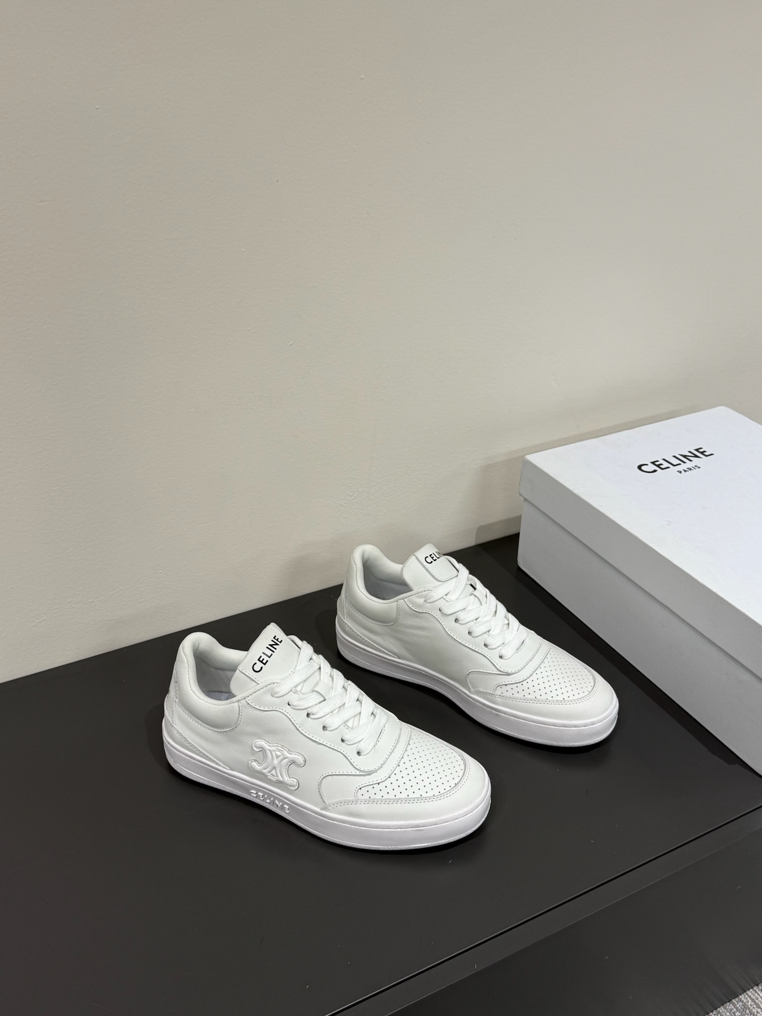 셀린느 트라이옴프 캐주얼 스니커즈