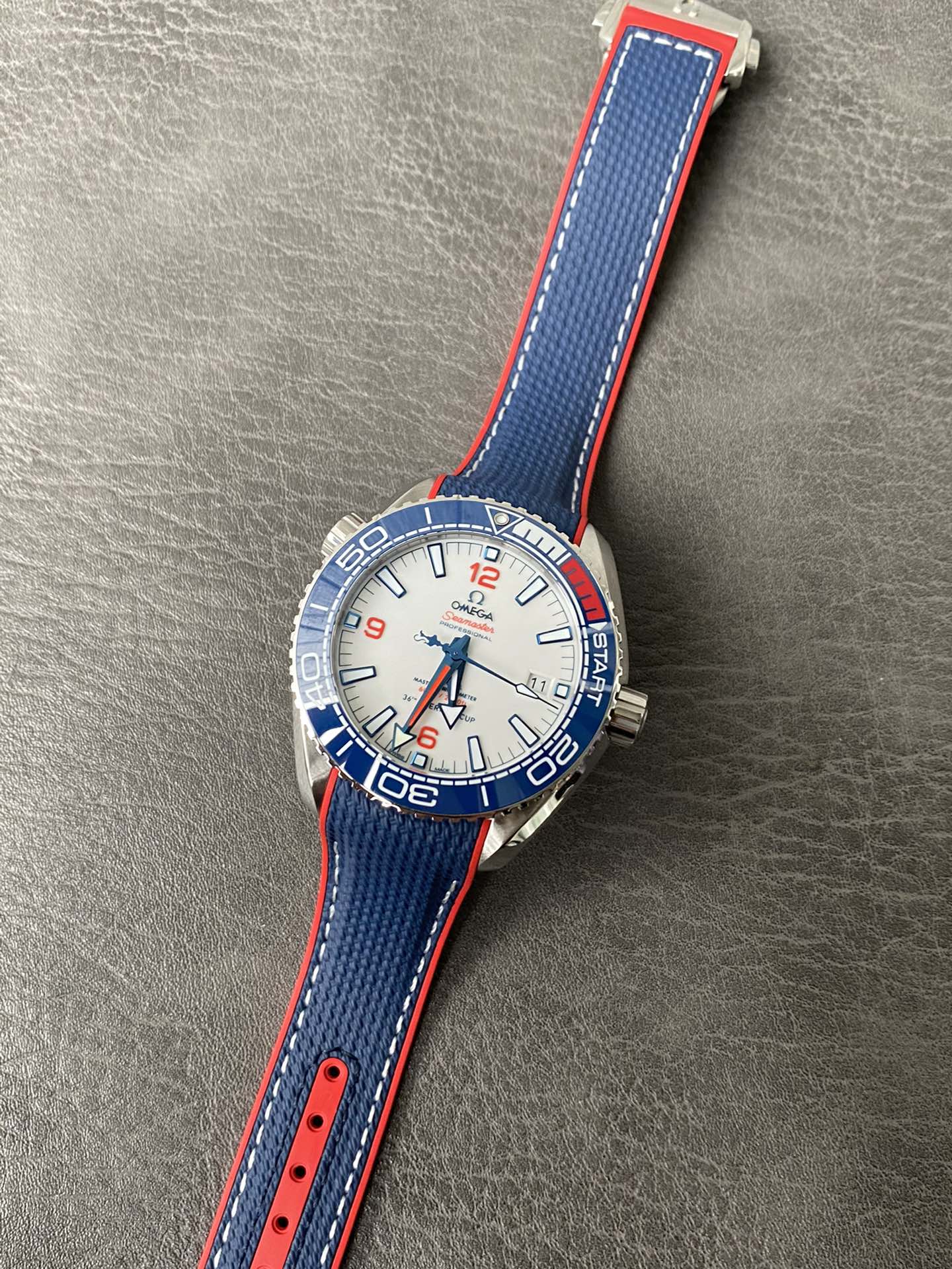 VS  l 8900 l 43.5 mm l  600M 코‑액시얼 마스터 크로노미터