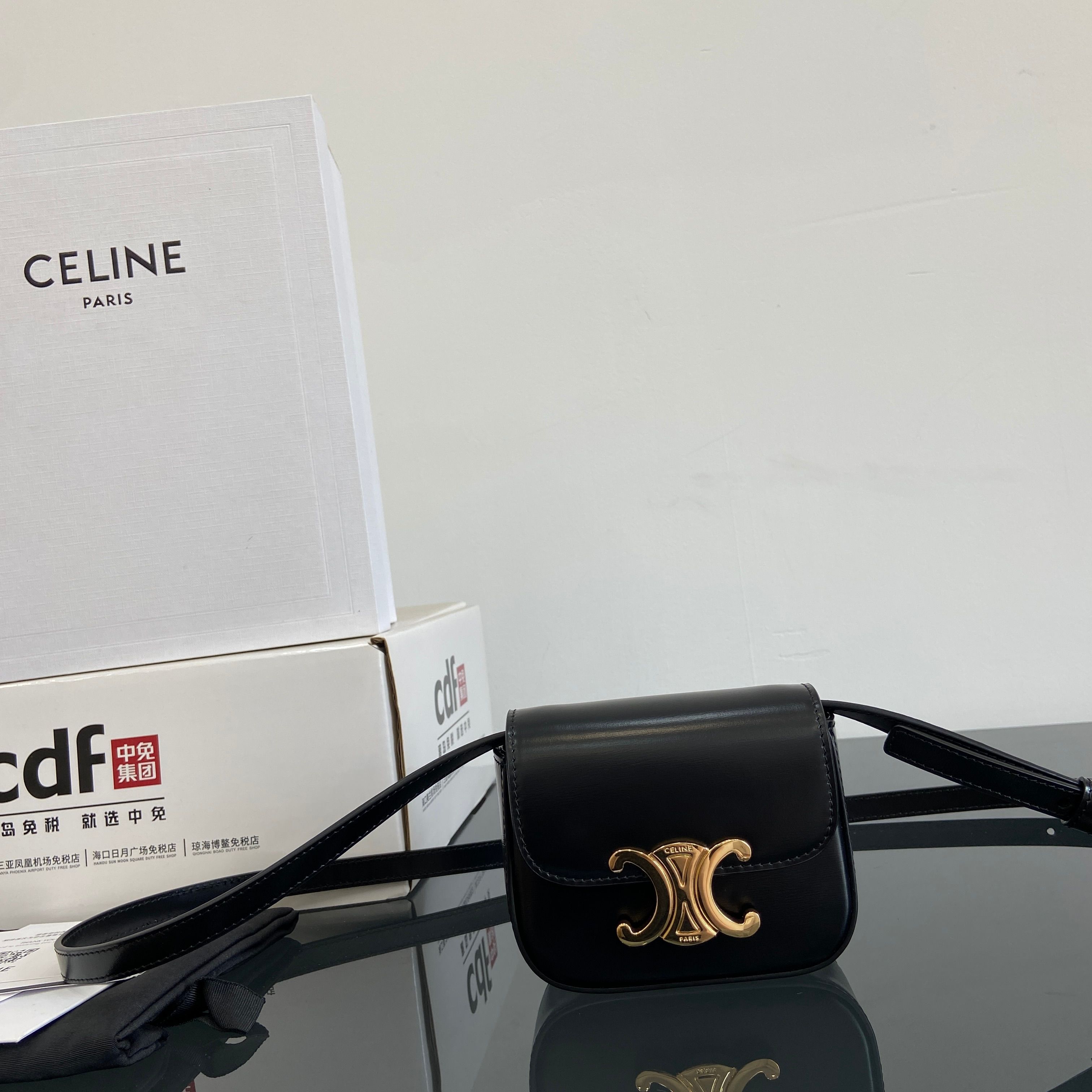 셀린느 클로드 미니 트리옹프 크로스백  11×4×8cm