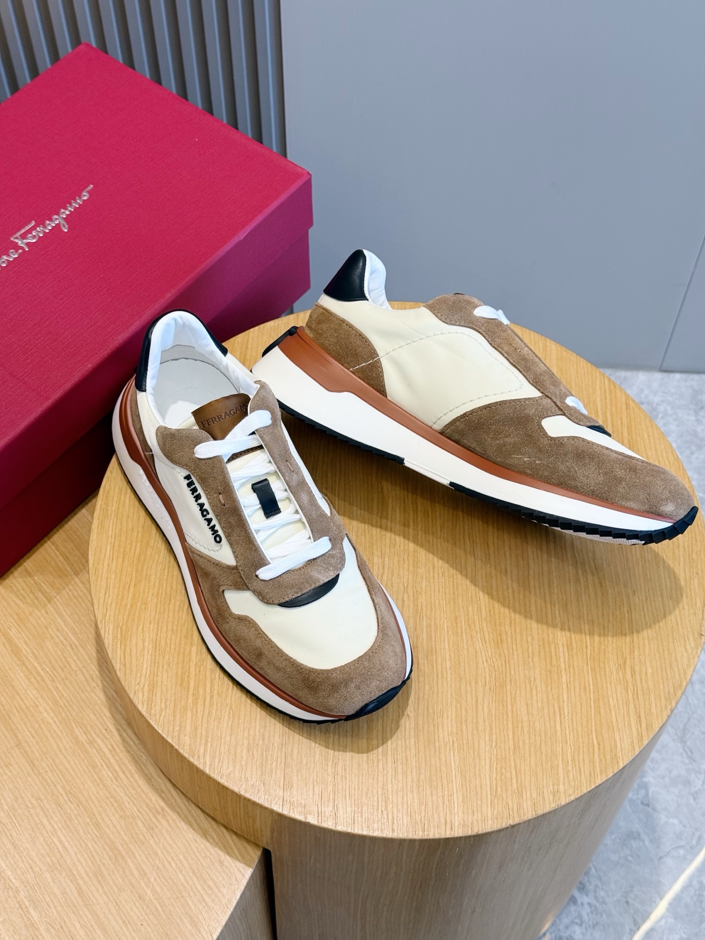 Ferragamo 스웨이드 레더 스니커즈