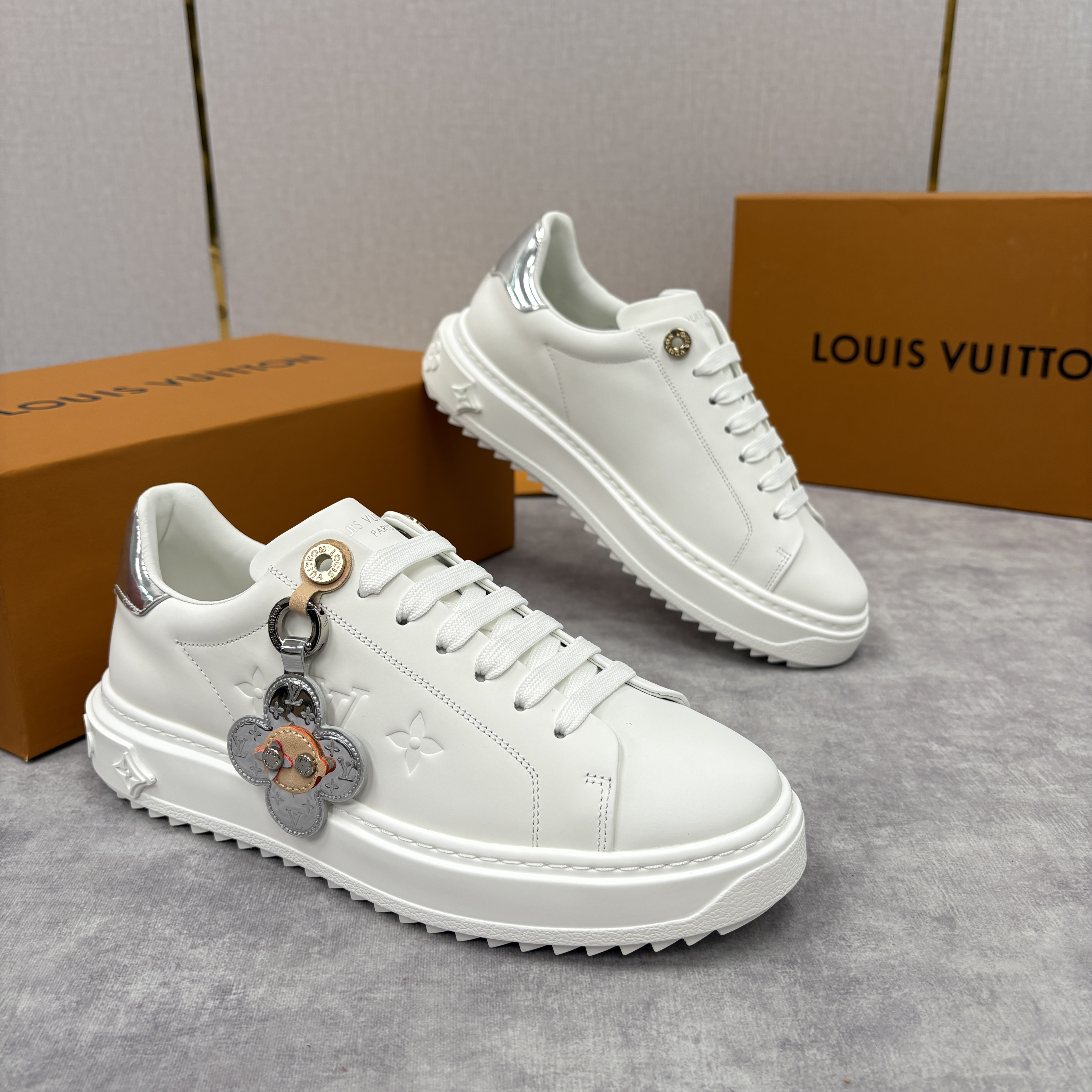 루이비통 비비엔 타임 아웃 스니커즈 1AIVHV