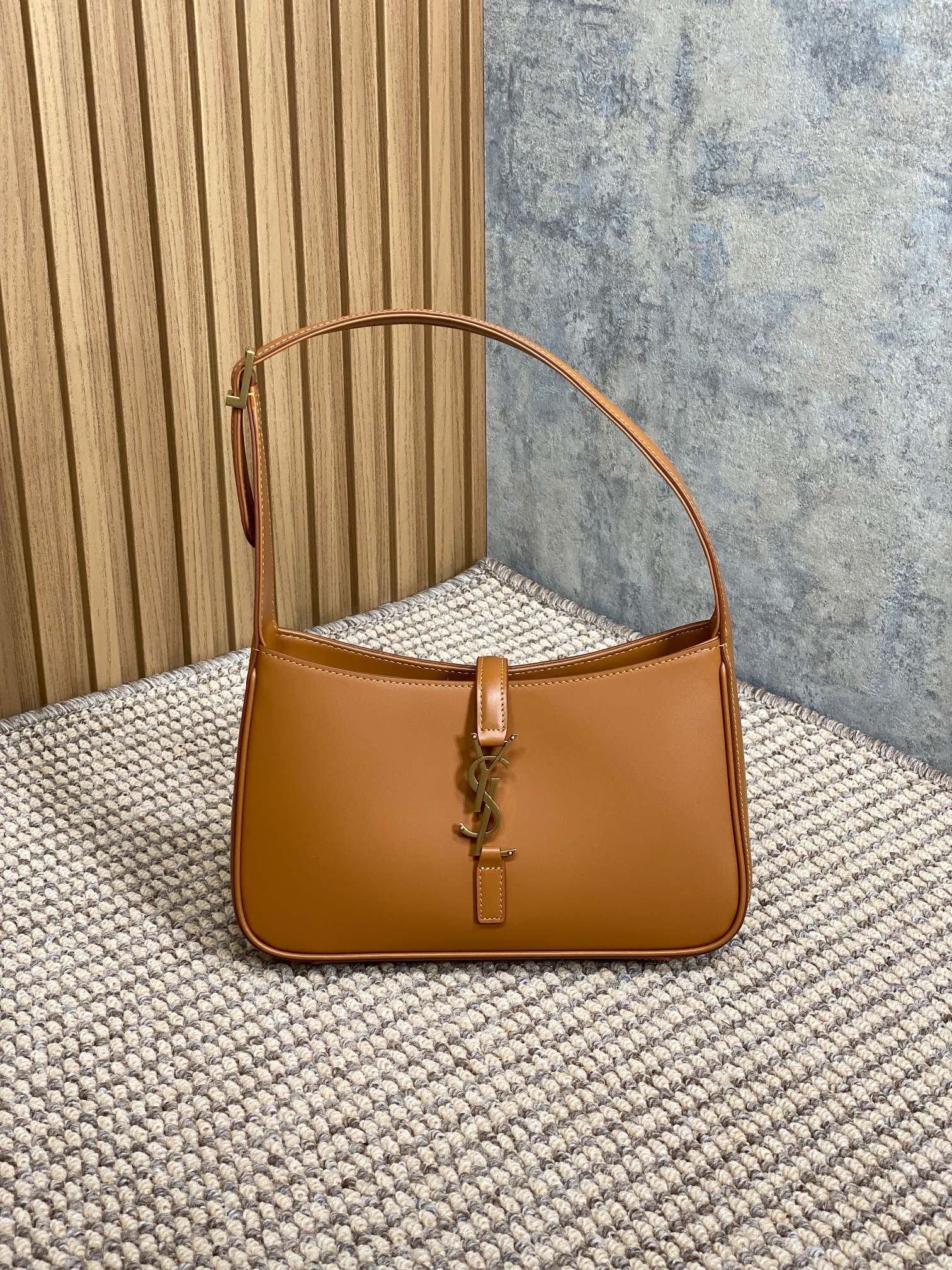 생로랑 LE 5 A 7 모노그램 호보백 657228  23x16x6.5cm