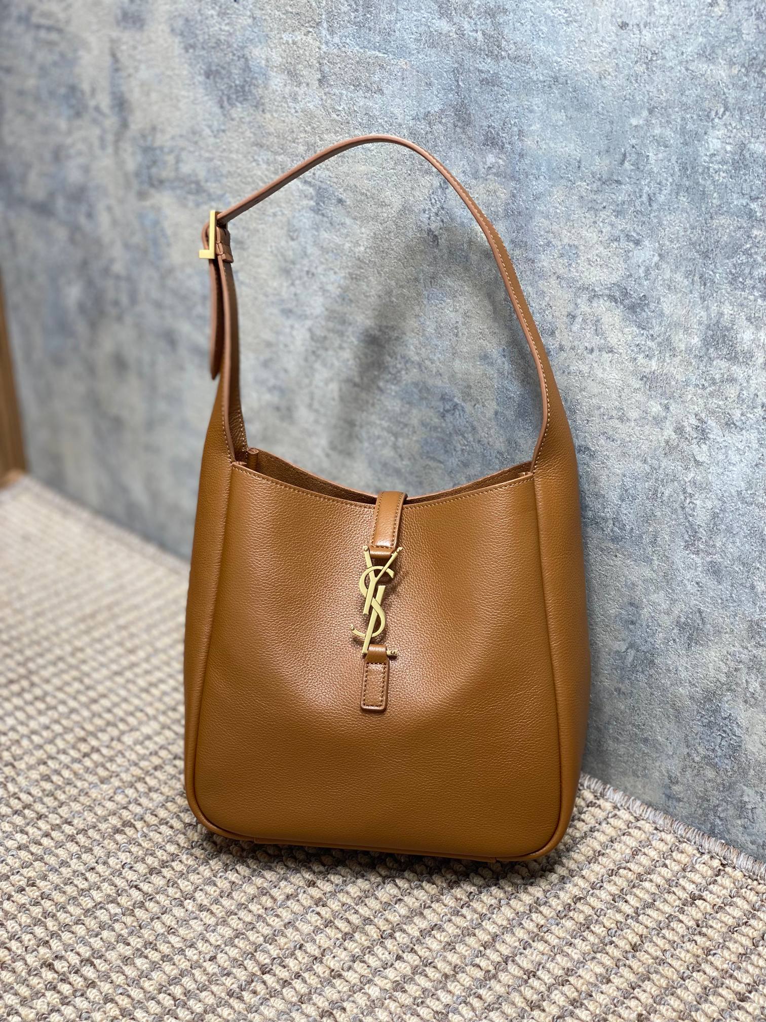 생로랑 스몰 르 5 아 7 서플 숄더백 22x22x10cm