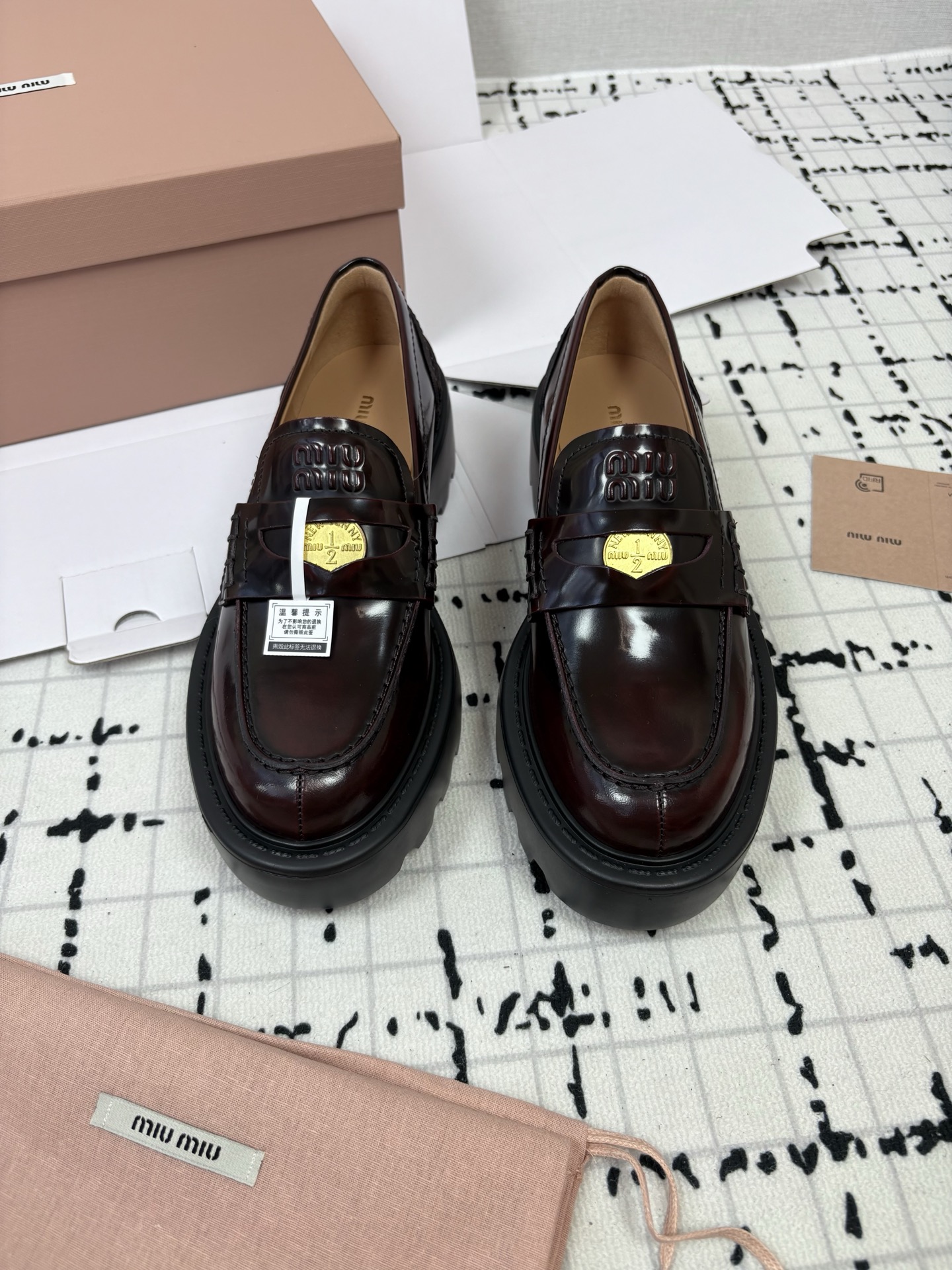 miumiu 가죽 페니 로퍼