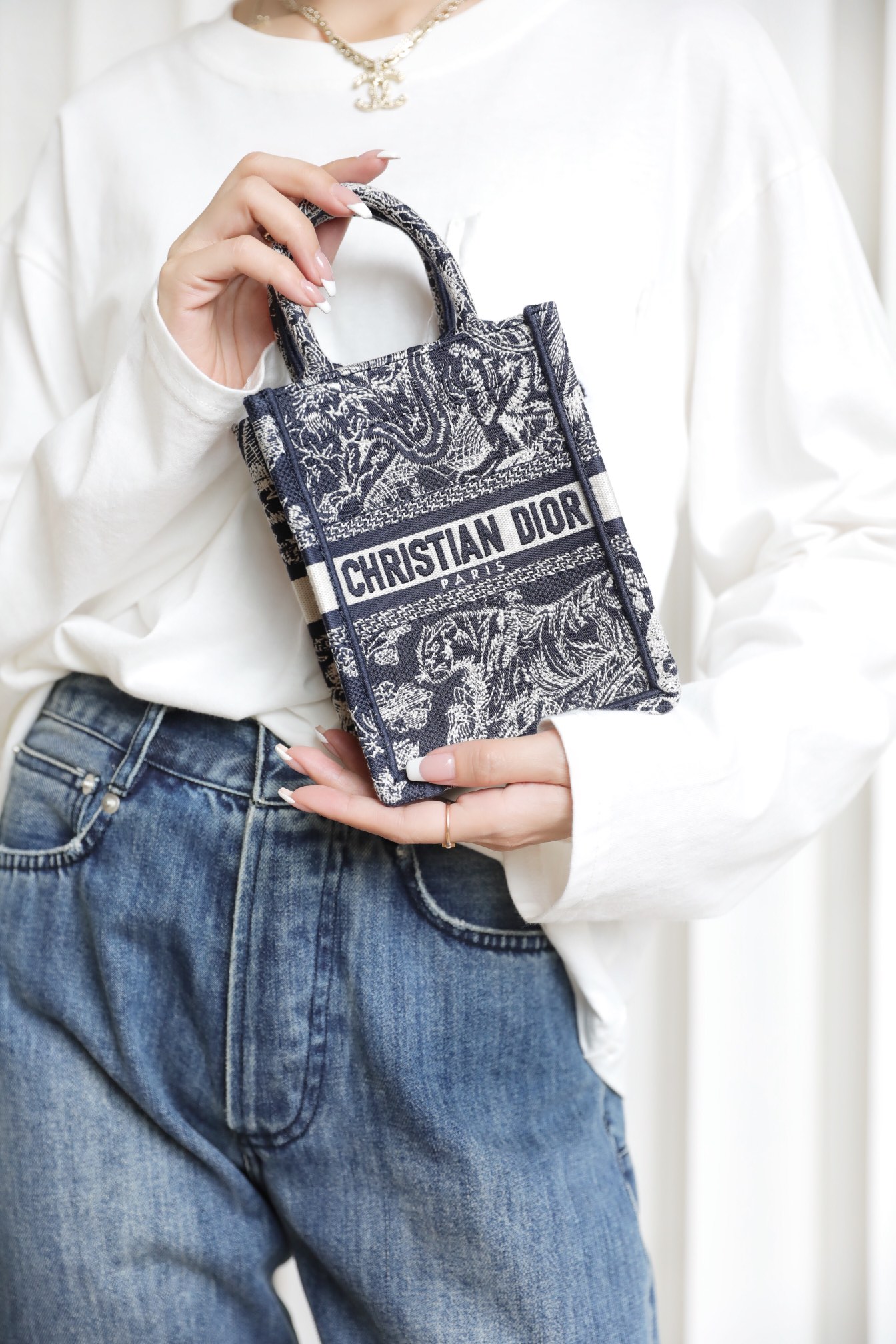 디올 트왈드주이 북토트 미니 크로스백 핸드폰가방 S5555CRGO