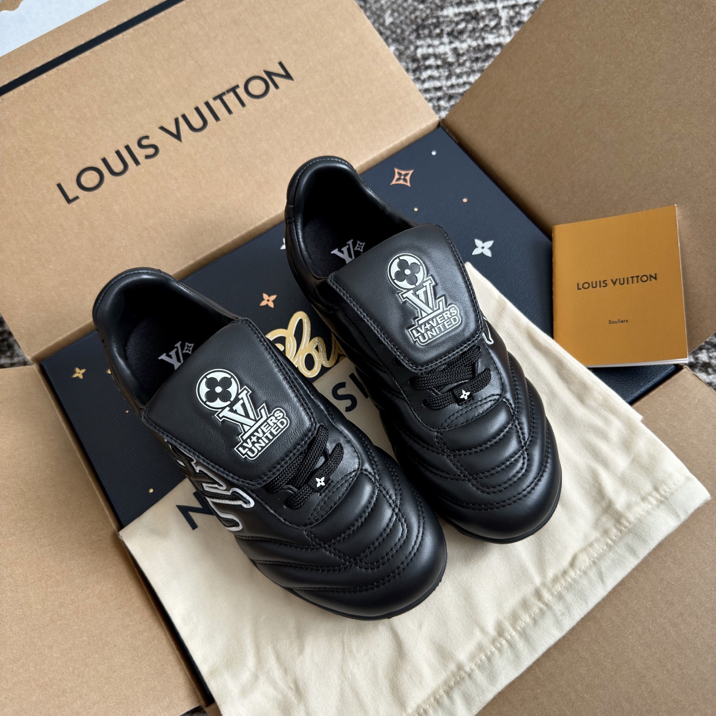 1AHDO7 LV 풋프린트 사커 스니커즈