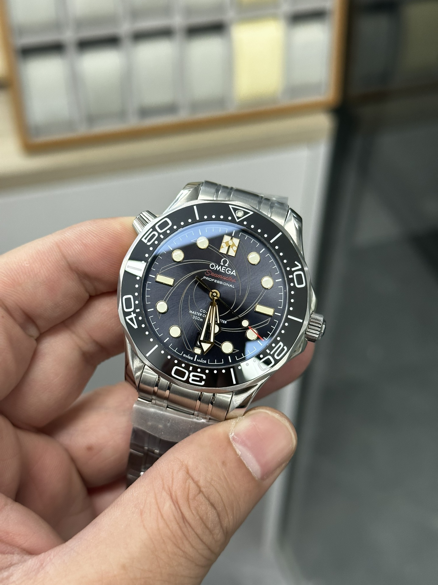 VS | 8800 무브먼트｜42mm l 오메가 씨마스터 다이버 300M