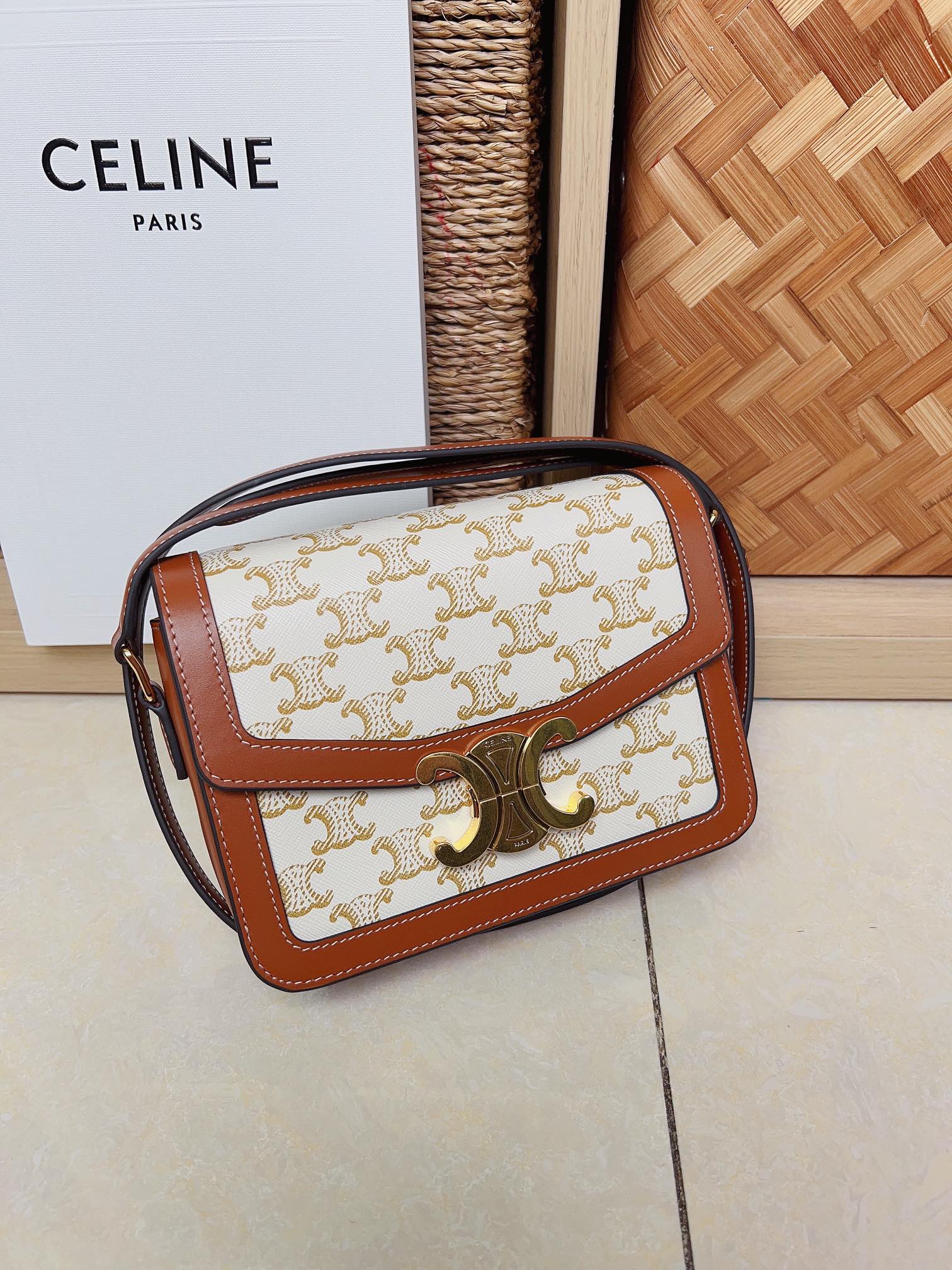 셀린느 틴 트리옹프 백 188423 18.5-14-6cm