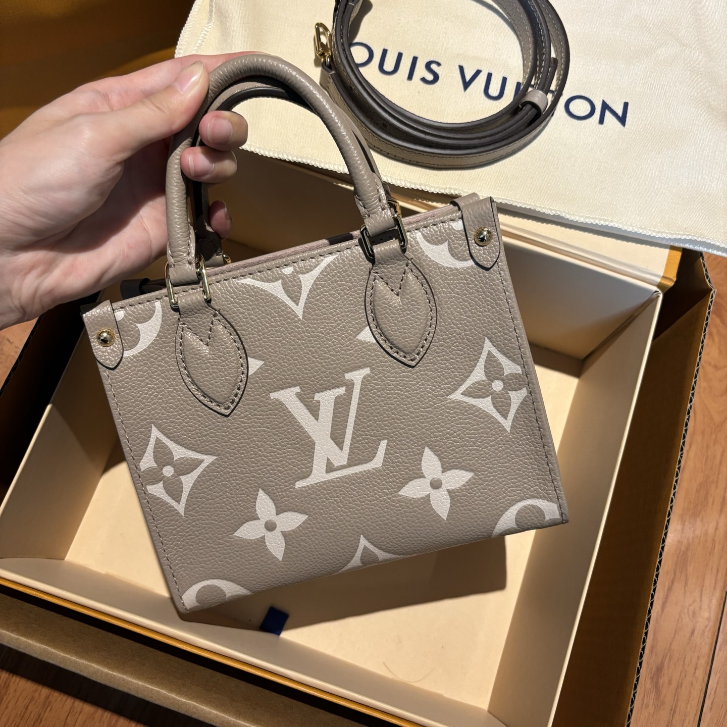 루이비통 숄더백 온더고 BB M47054  18x15x8.5cm