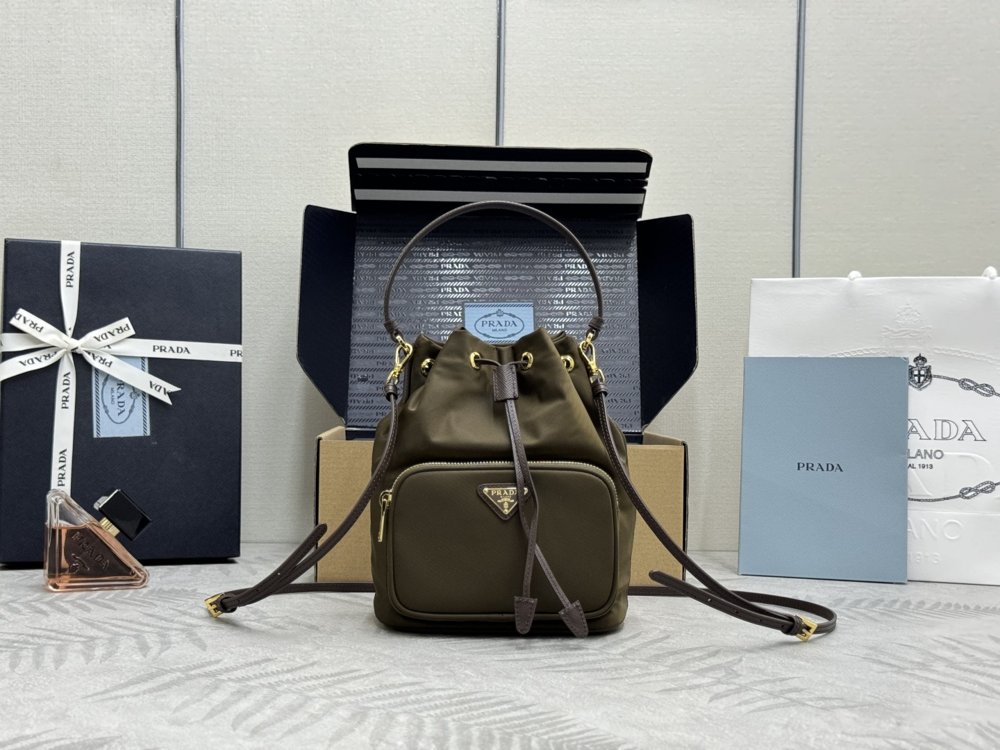 프라다 나일론 버킷백 1BH038 18x23×12cm