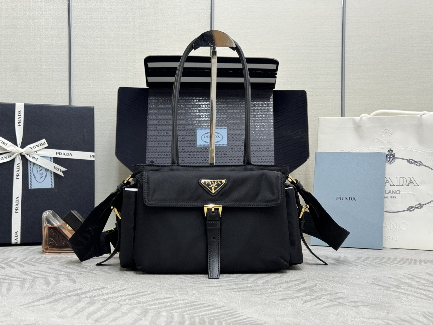 프라다 익스플로러 레더 미디엄 토트 백 1BG596  31x17x11cm