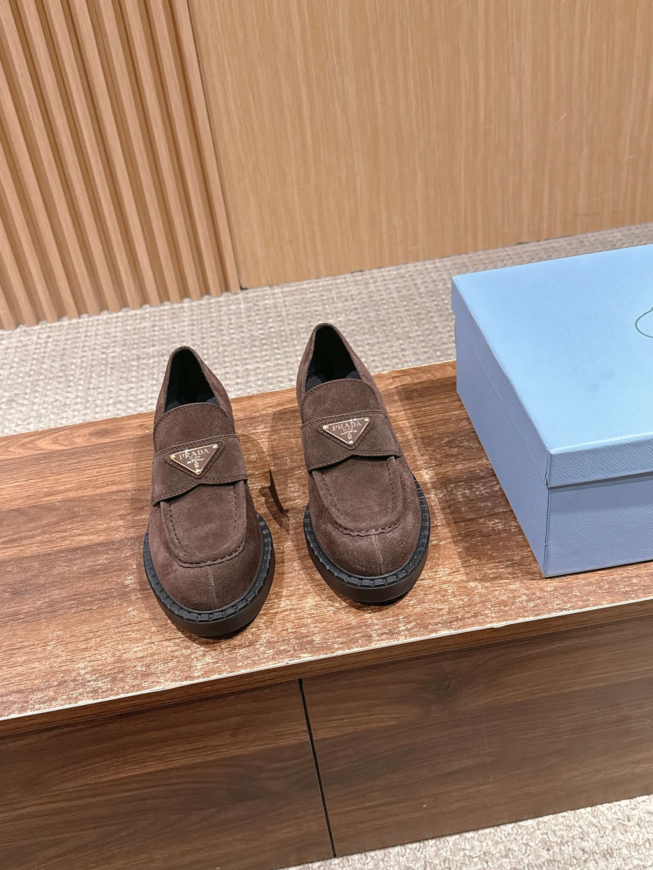 프라다 초콜릿 스웨이드 로퍼 1D246M