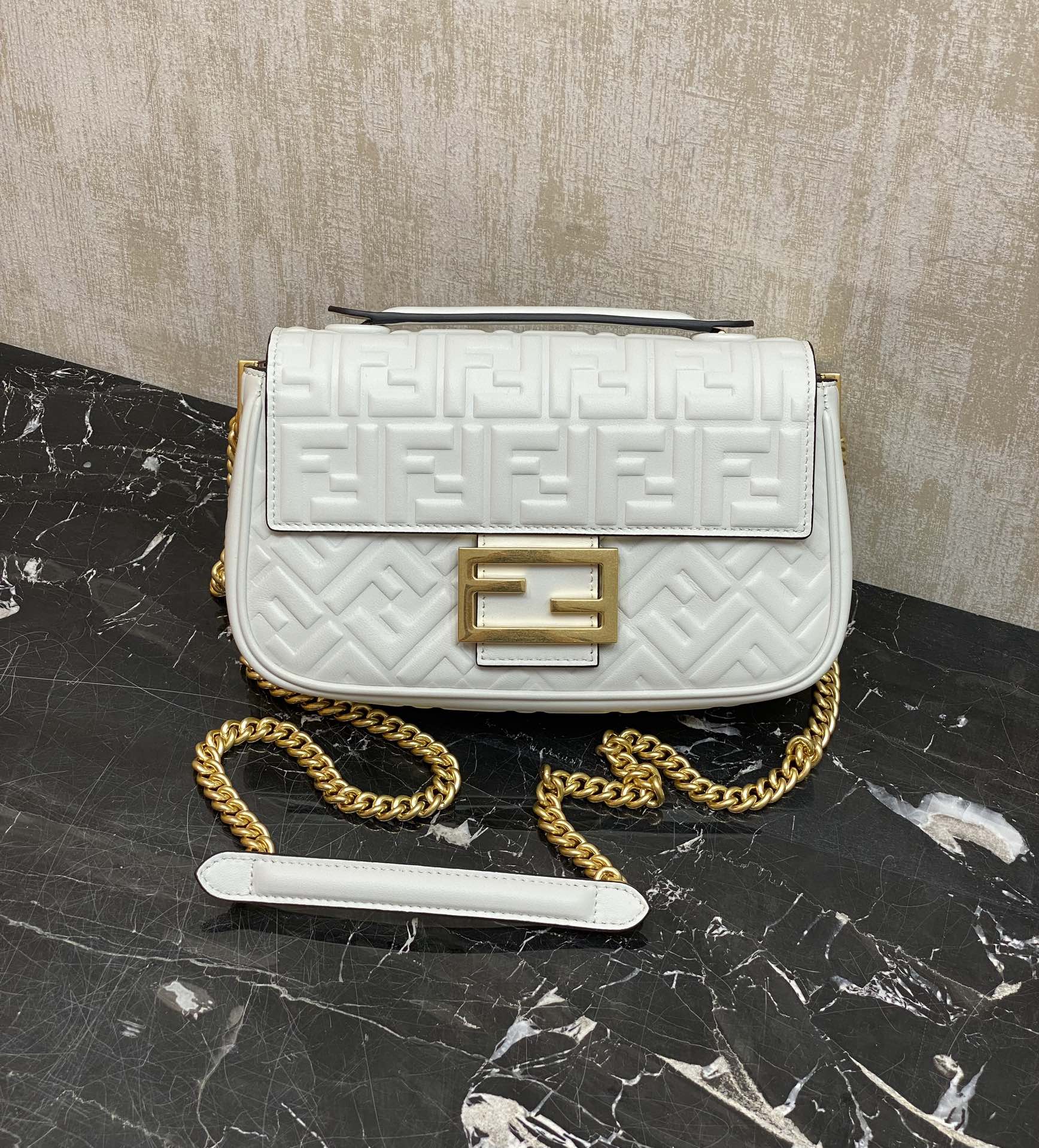 펜디 바게트®  FF  백 24×6×13cm