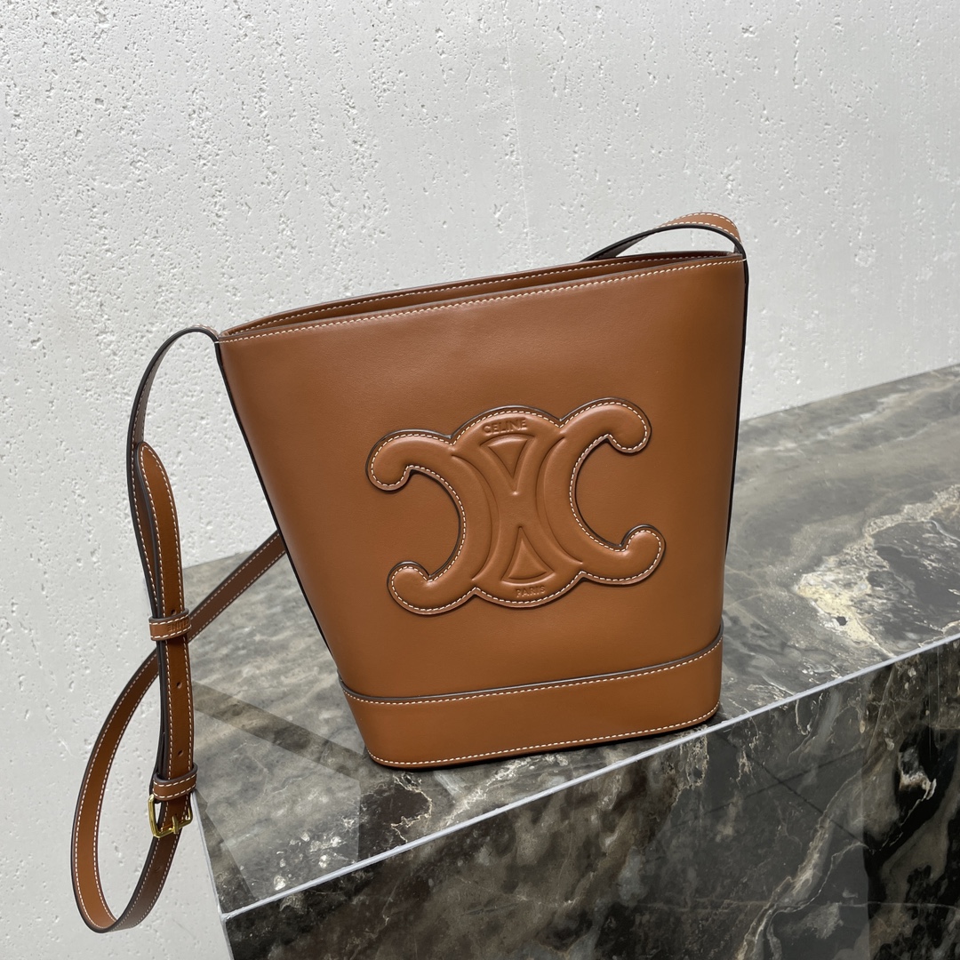 셀린느 퀴르 트리옹프 스몰 버킷백 113783DU3 30 X 22 X 13cm