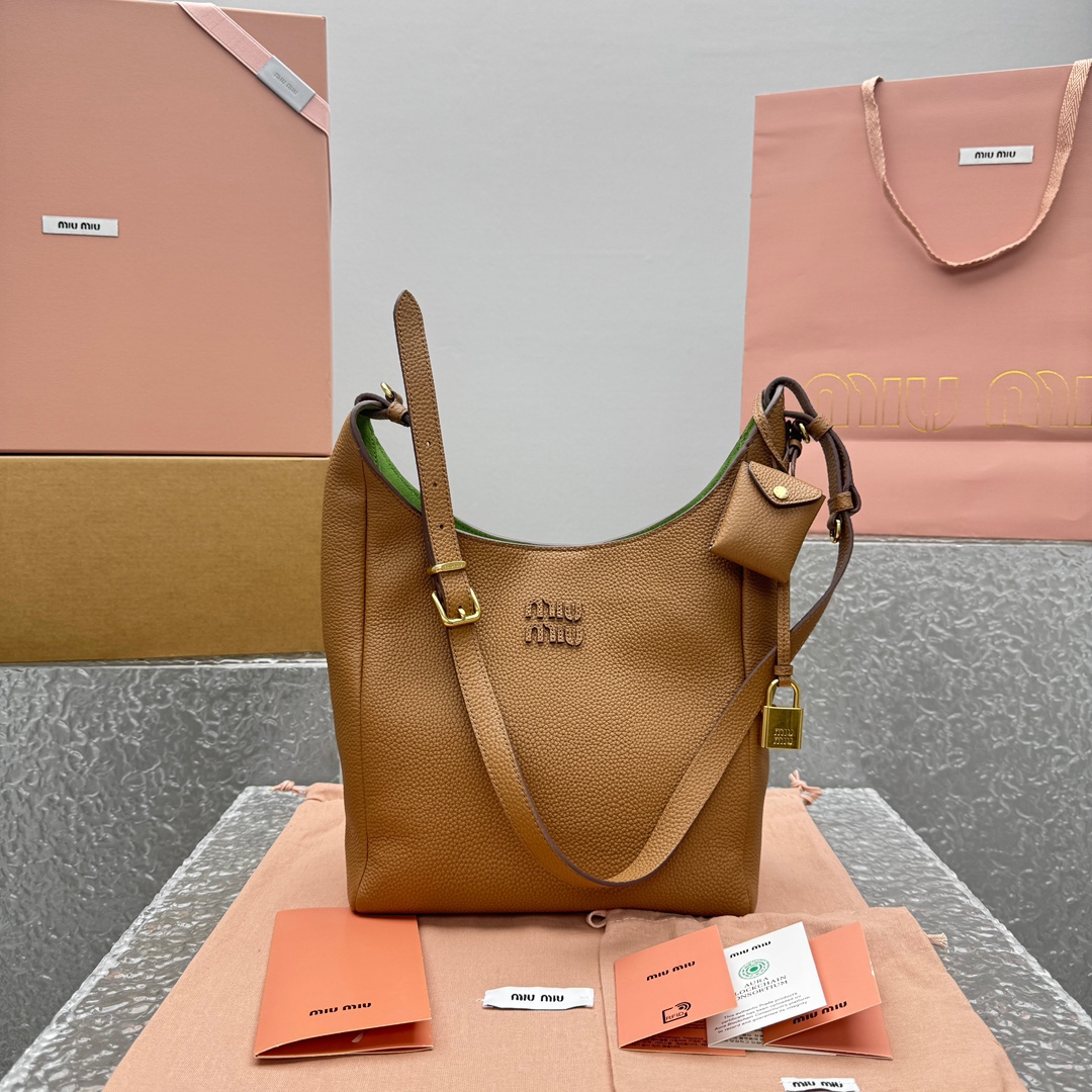 미우미우 가죽 버킷 백 5BE098   23x  12x32cm