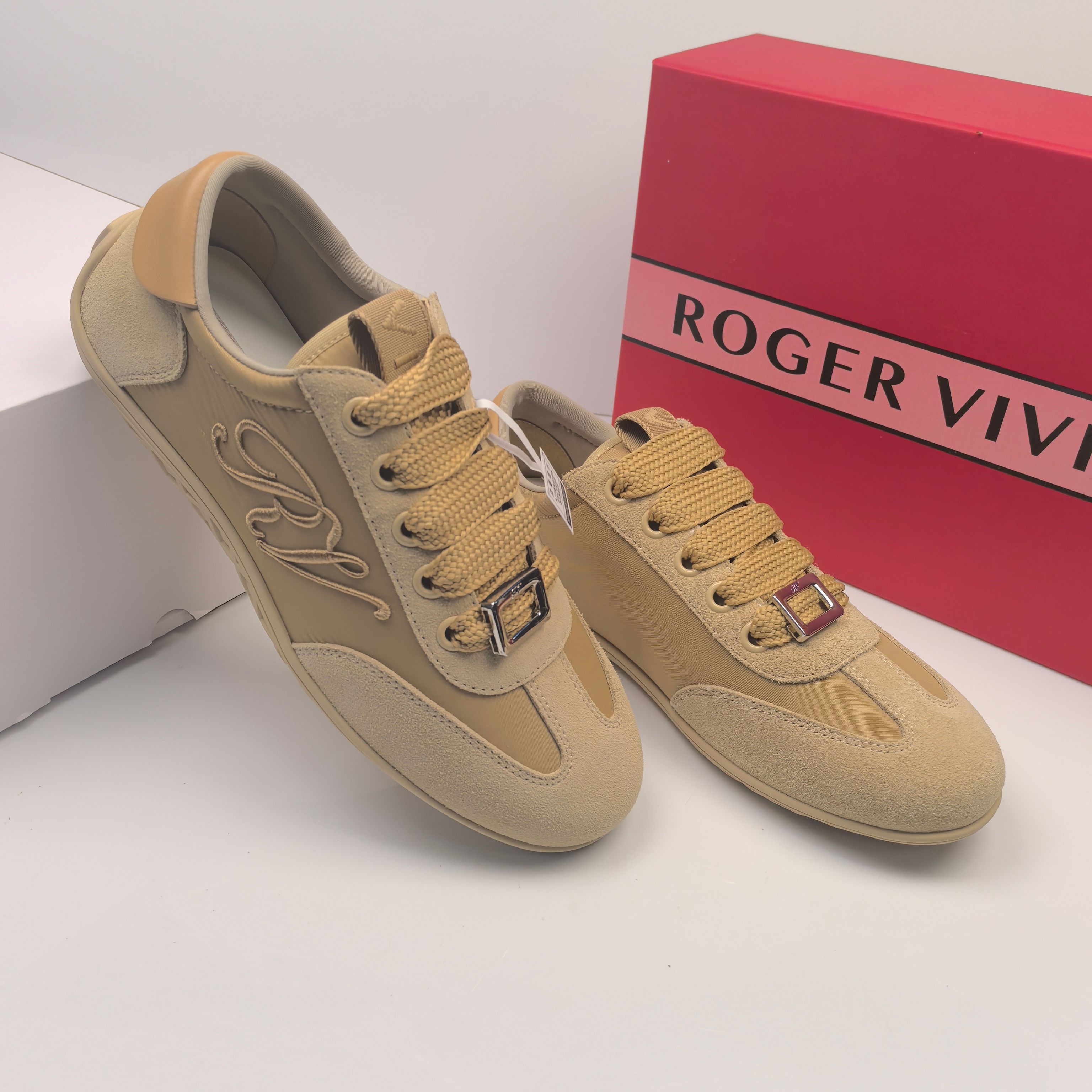 Roger Vivier Viv Low embroidered-logo Sneakers