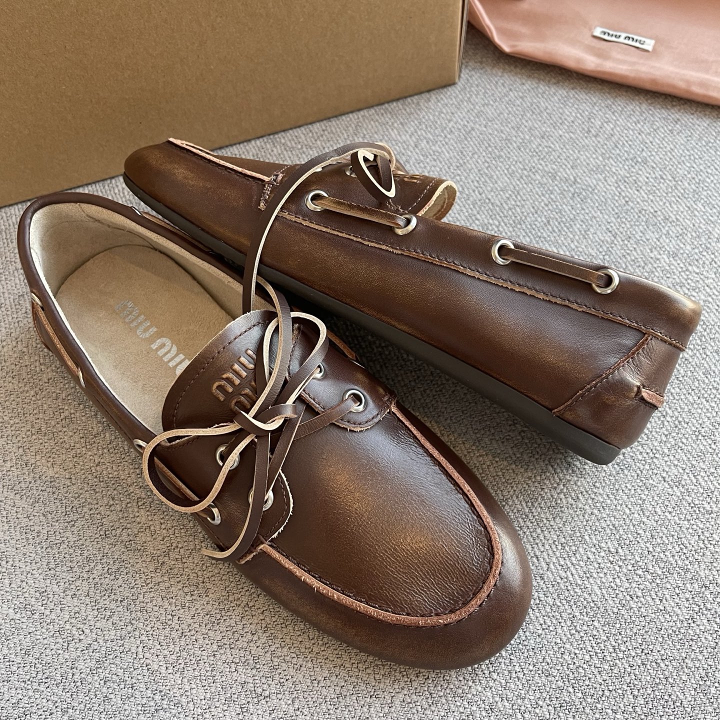 미우미우 언라인드 블리치드 보트 슈즈