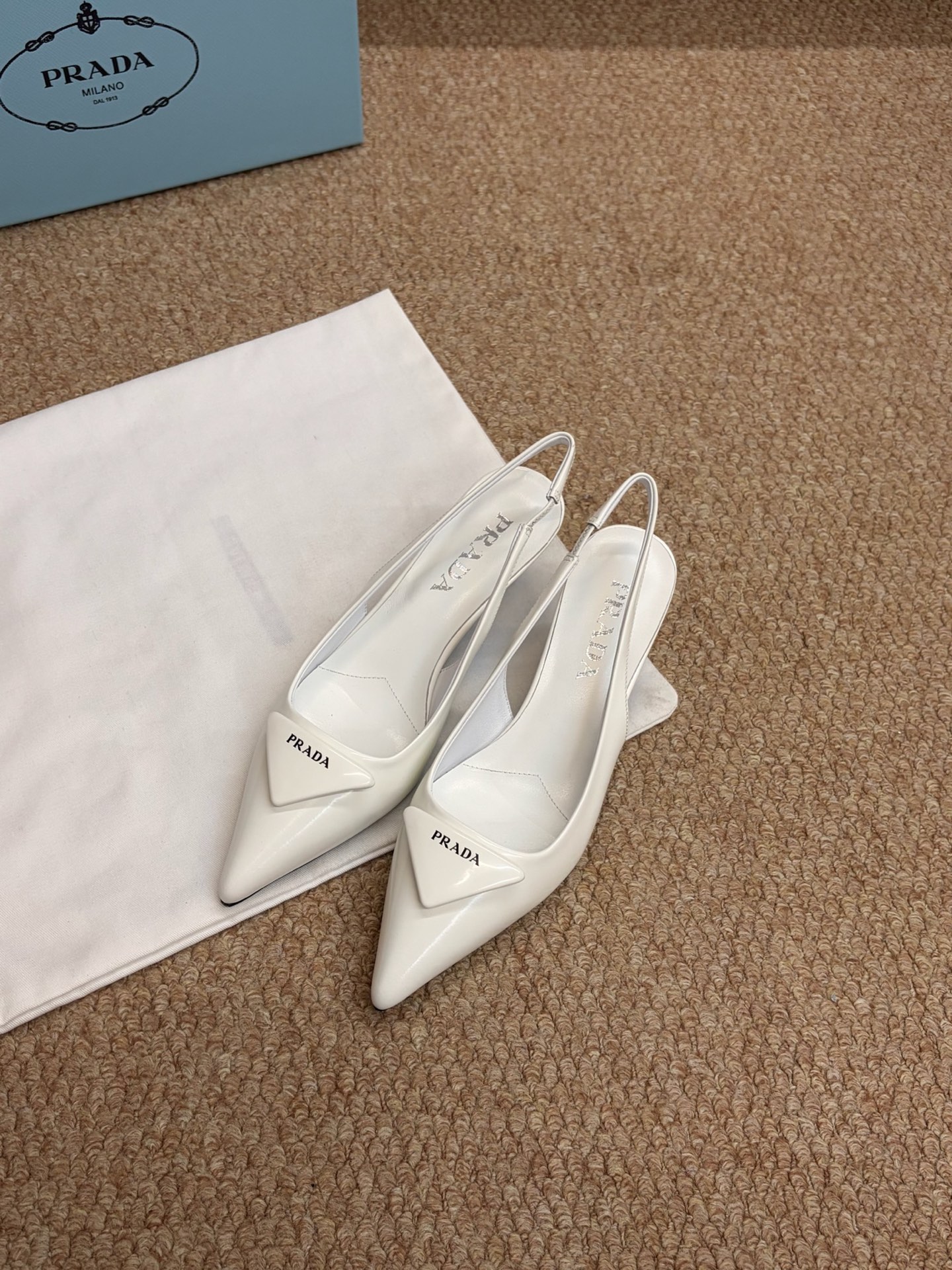 프라다 26WF 신상 슬링 백