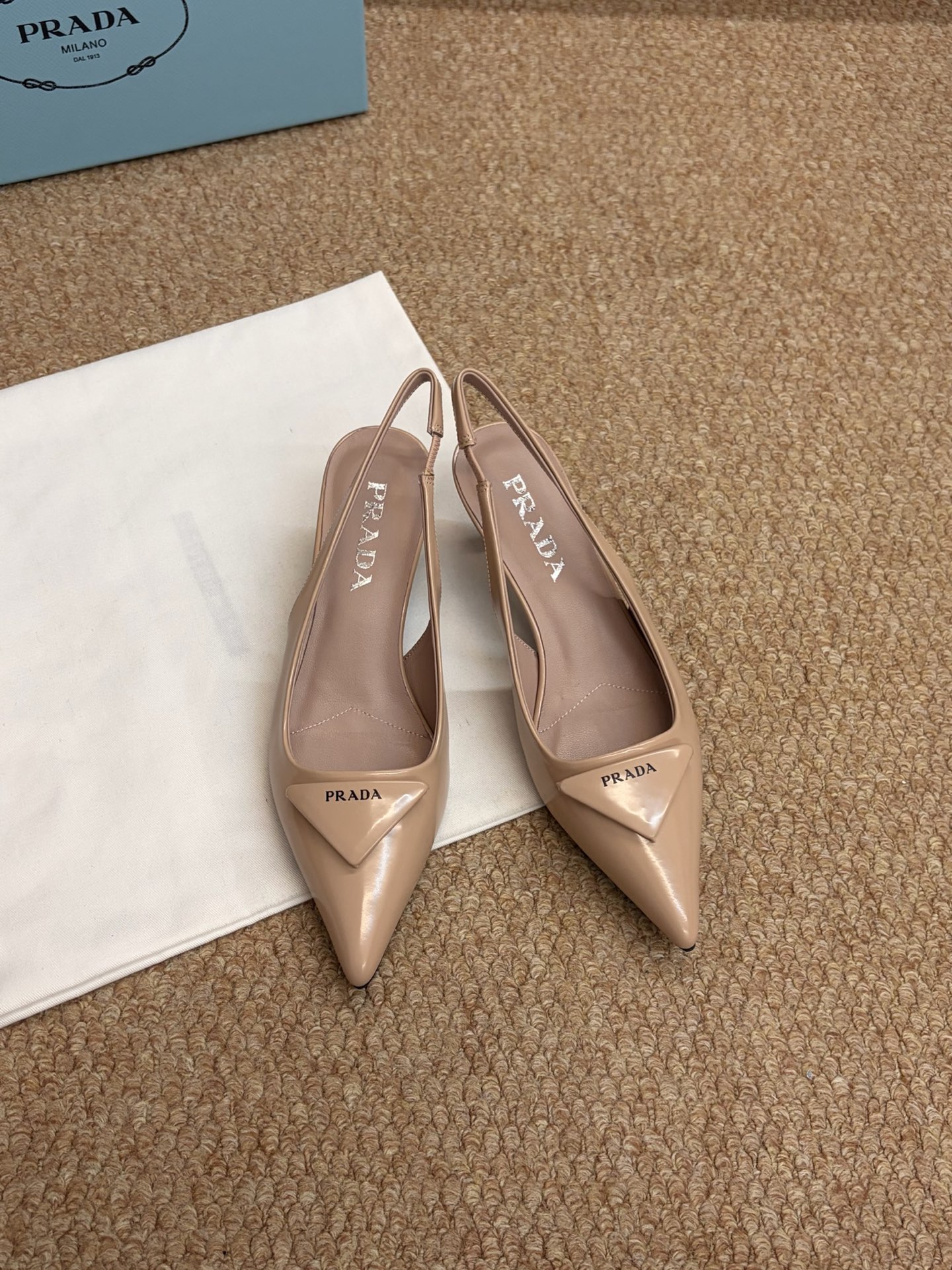 프라다 26WF 신상 슬링 백