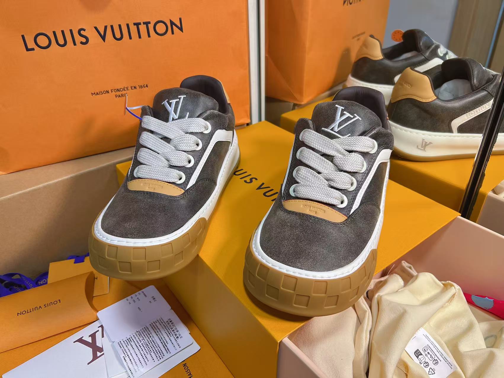루이비통 LV 틸티드 스니커즈