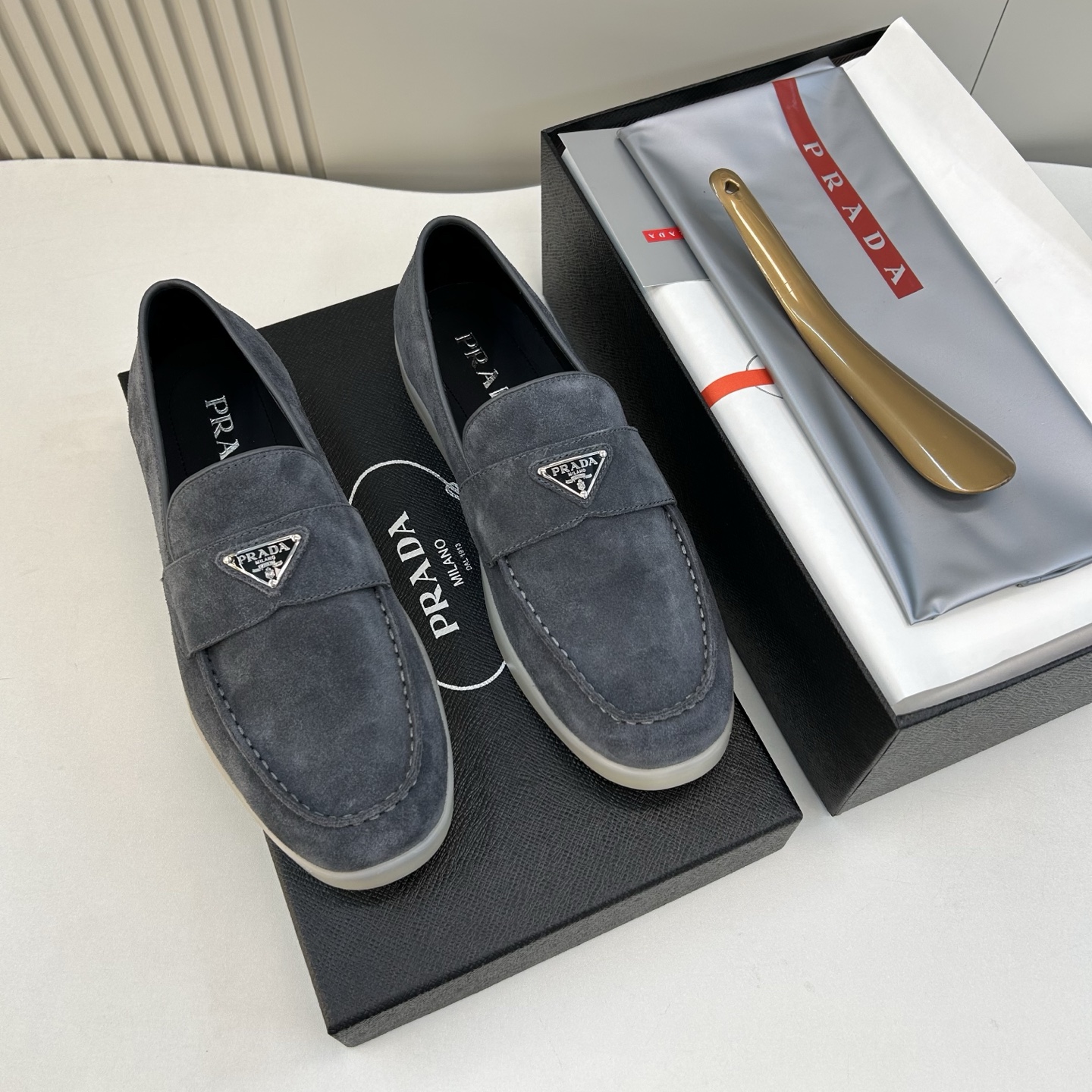 프라다 로고 플라크 슬립온 로퍼