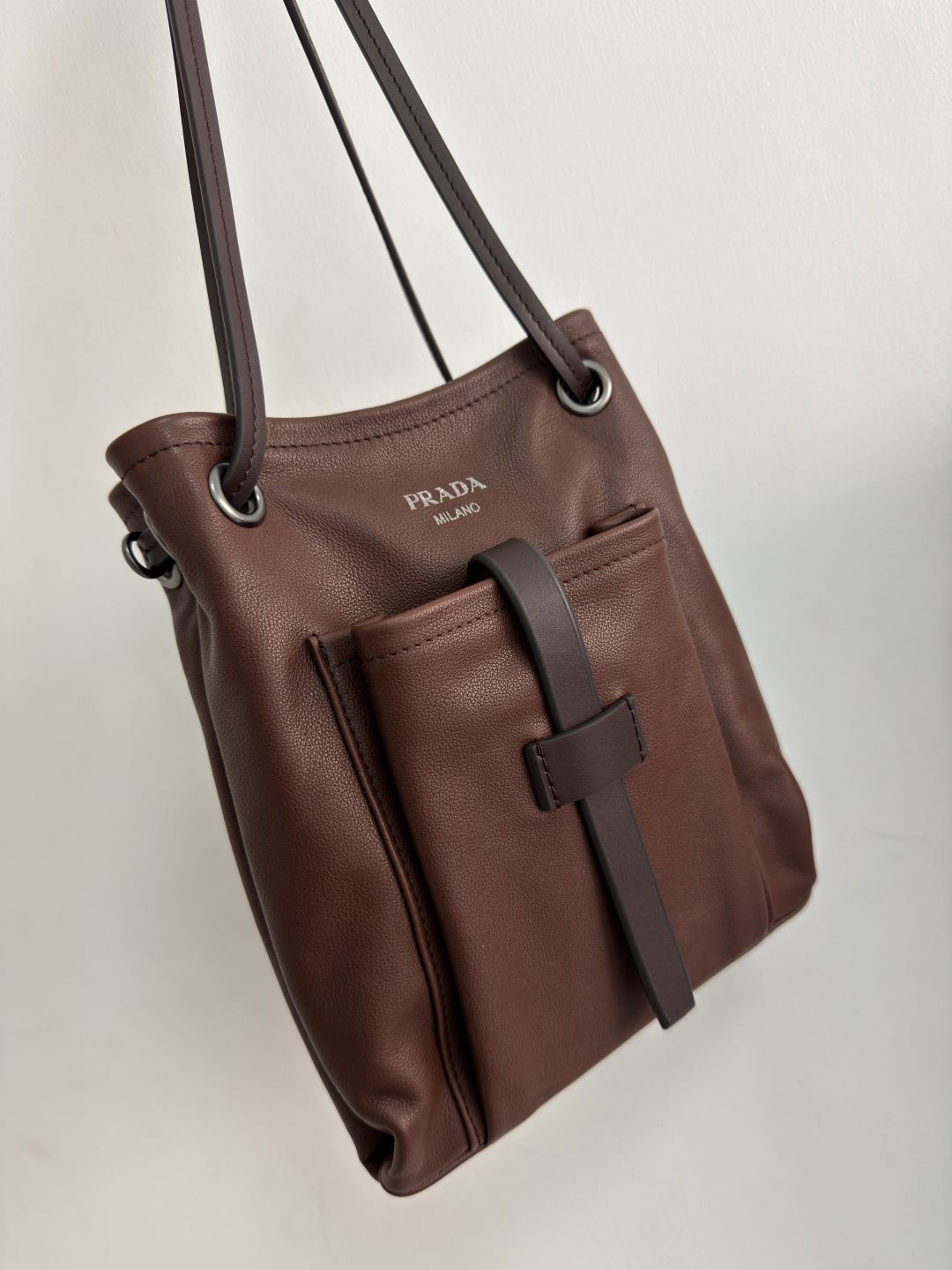 프라다 레더 미니 숄더백 코코아 브라운 1BH288  25x24cm