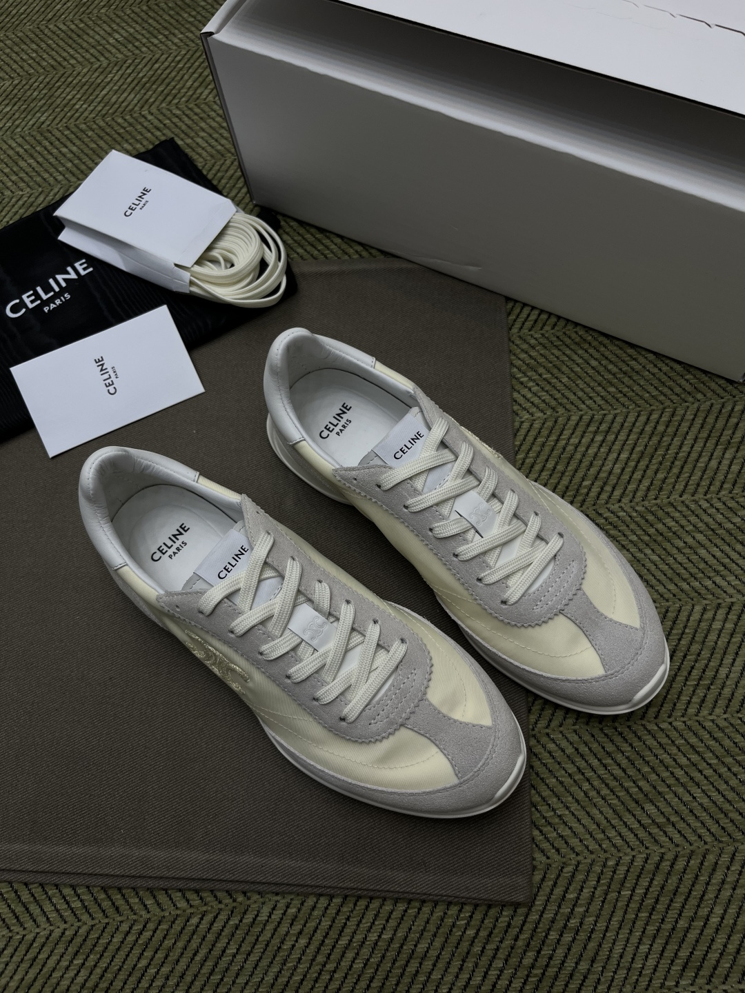 셀린느 로우 레이서 스니커즈