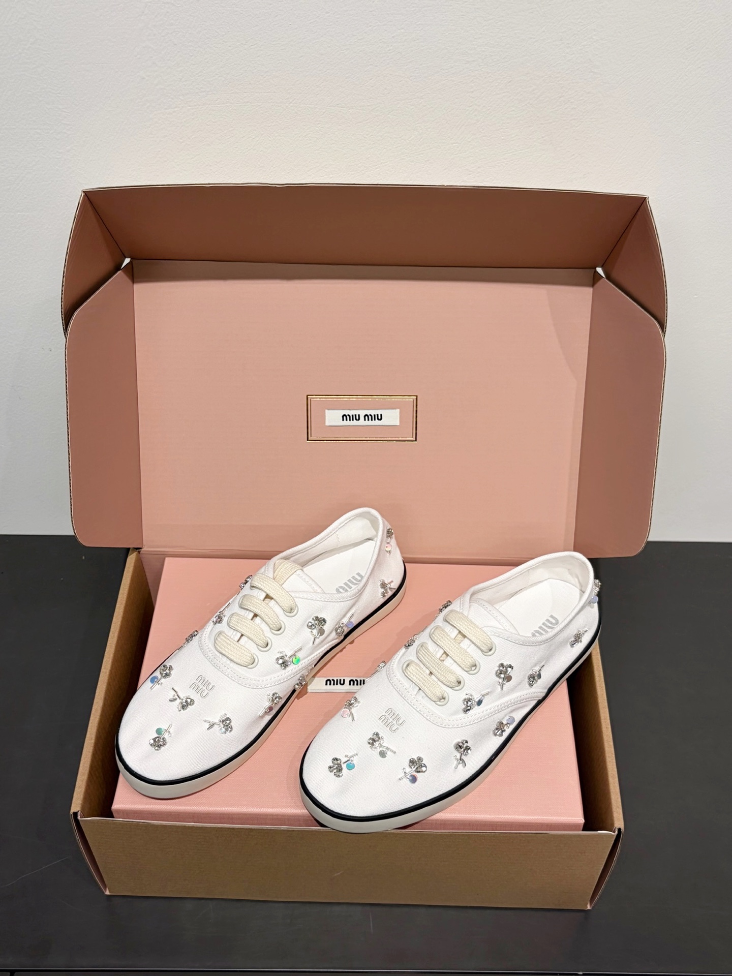 미우미우 Crystal Embellished Low Top Canvas  스니커즈