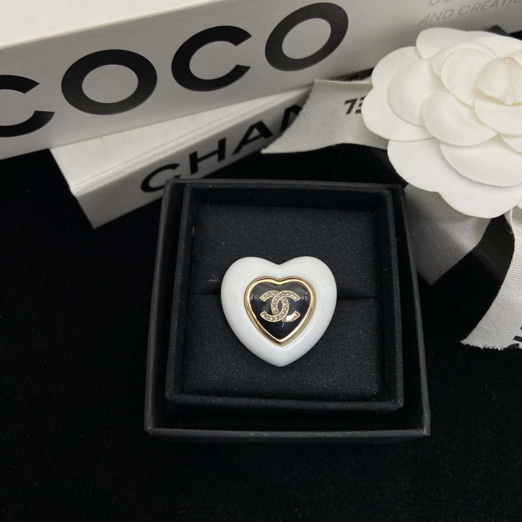 샤* 25/26가을-겨울 아크릴 더블C 하트 브로치