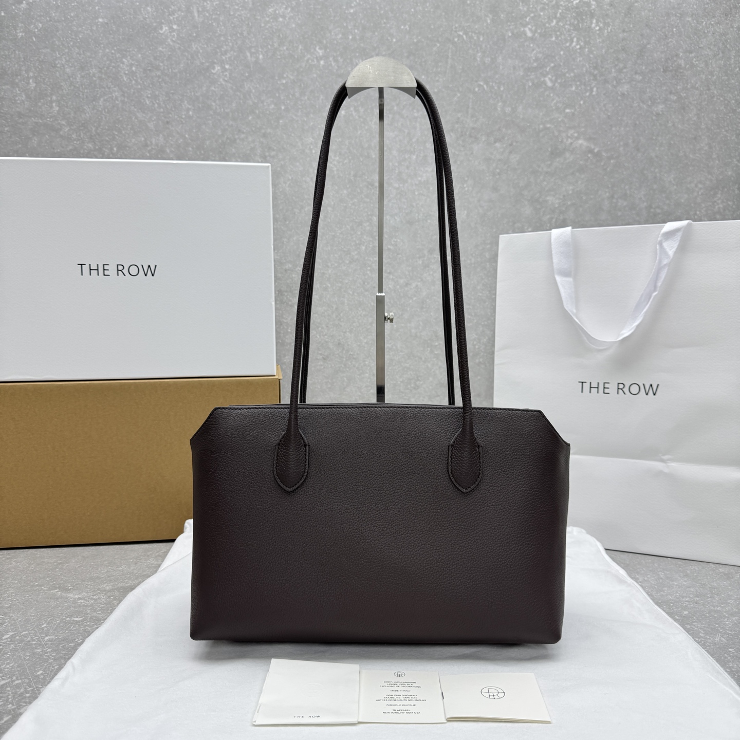 더 로우 테라스 백 레더 딥  32x19x22cm