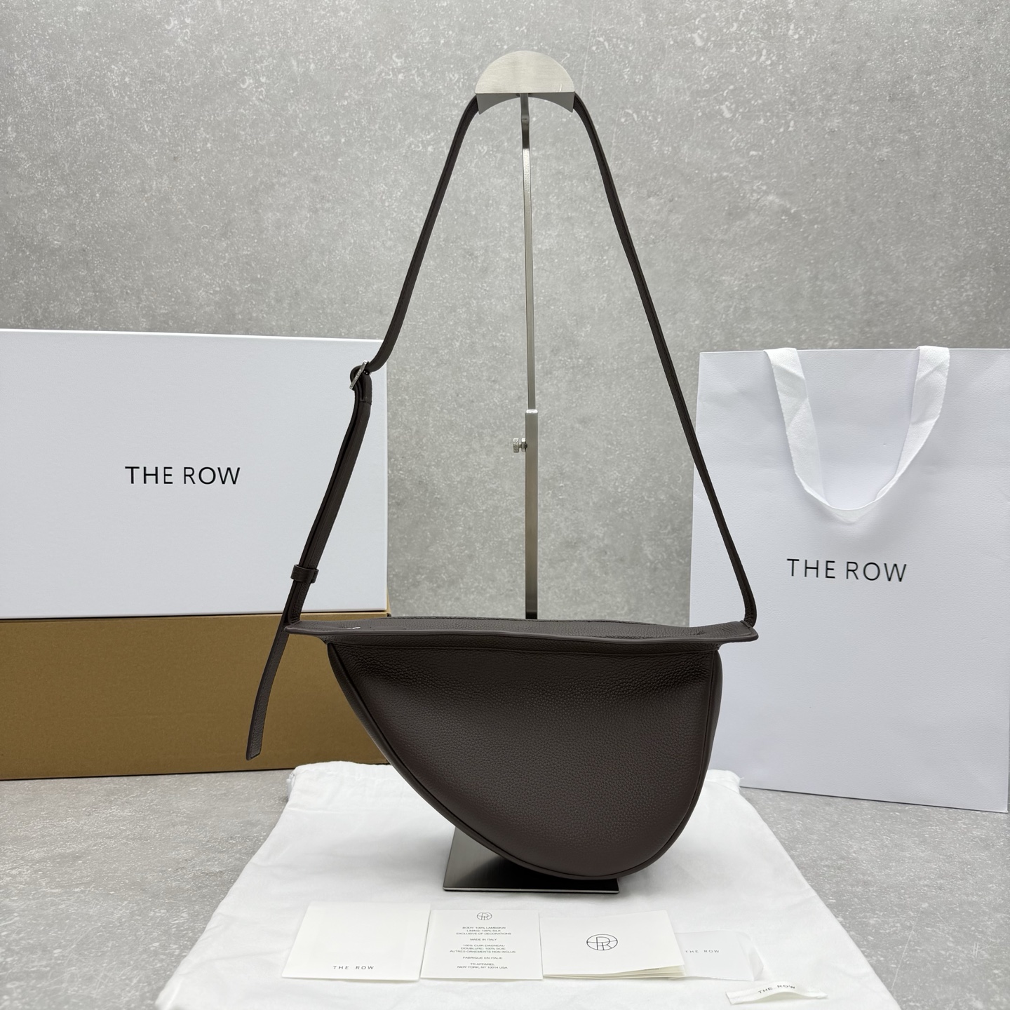 더 로우 스몰 슬라우치 바나나 백 레더 34x2310cm