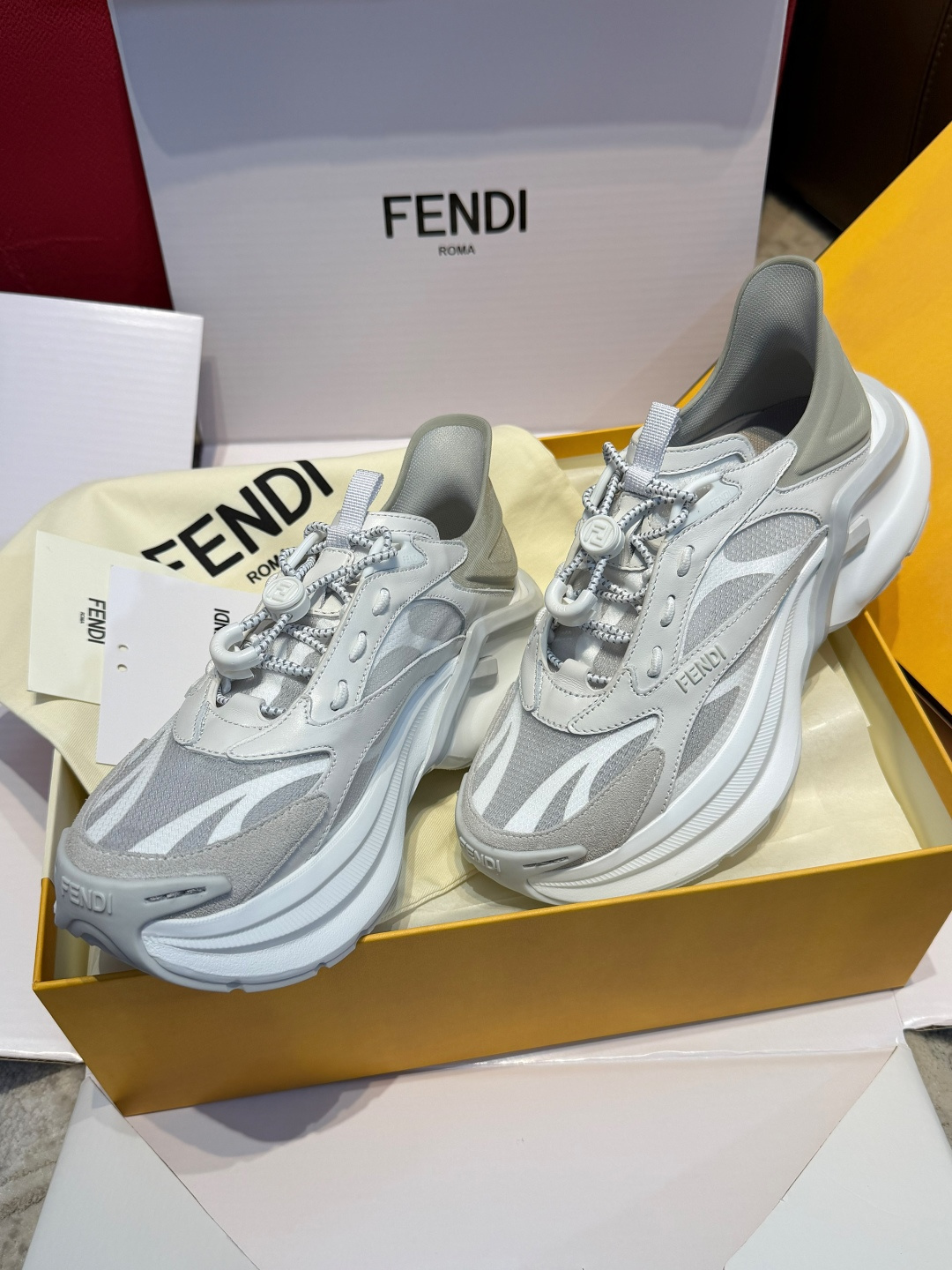 펜디 F-라이트 스니커즈