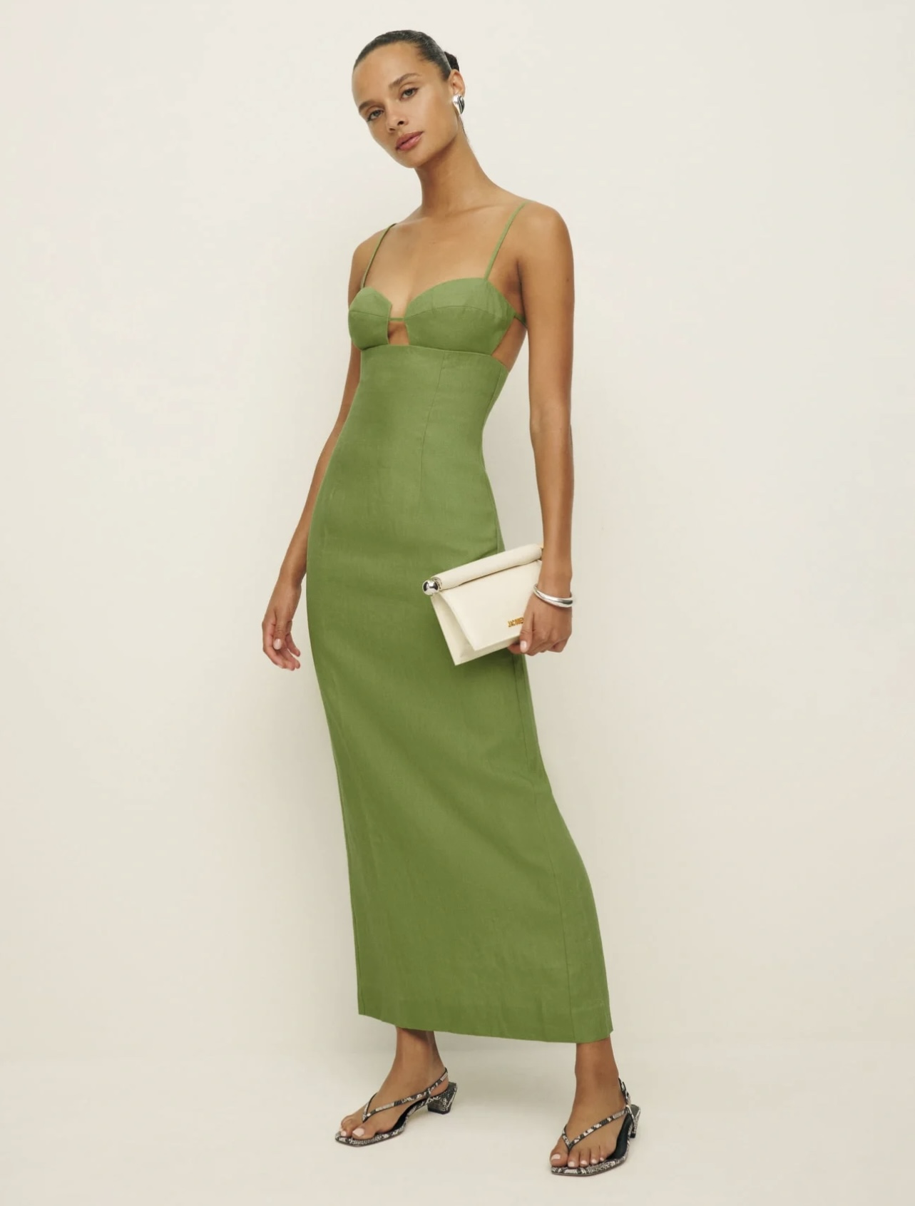 자크뮈스 스몰 롱드 카레 클러치  20×7×14cm