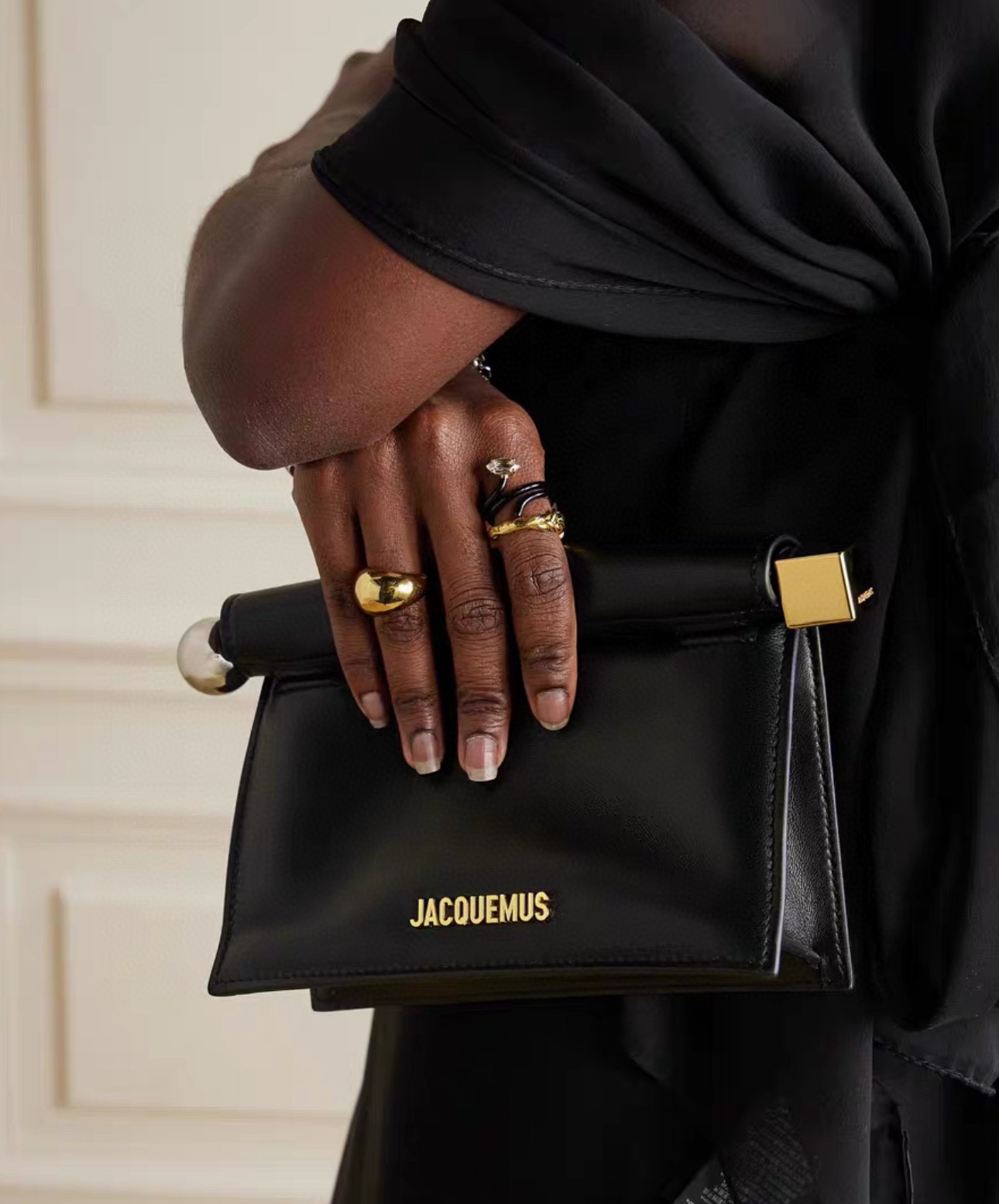 자크뮈스 스몰 롱드 카레 클러치  20×7×14cm