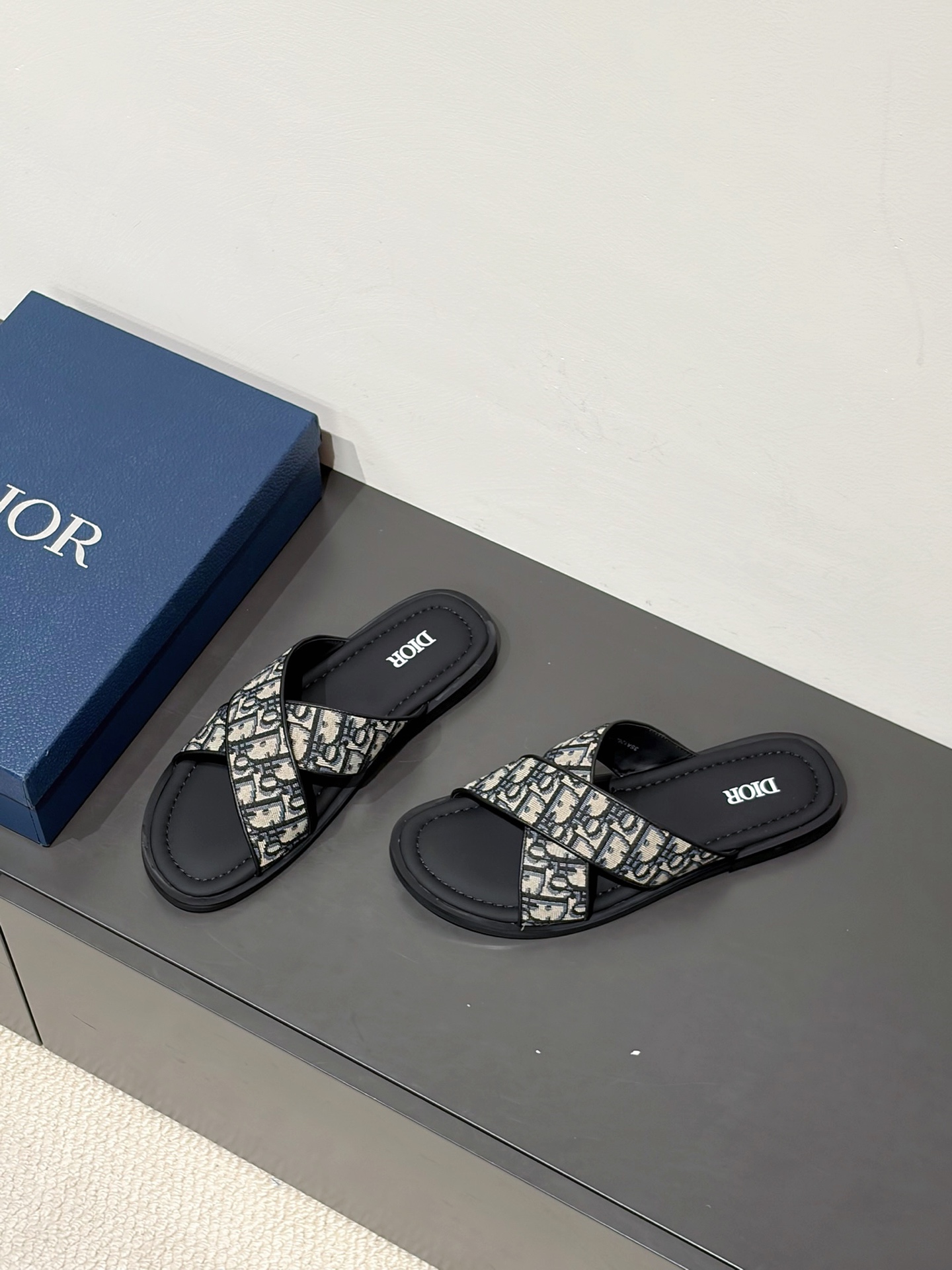 디올 알리아스 샌들