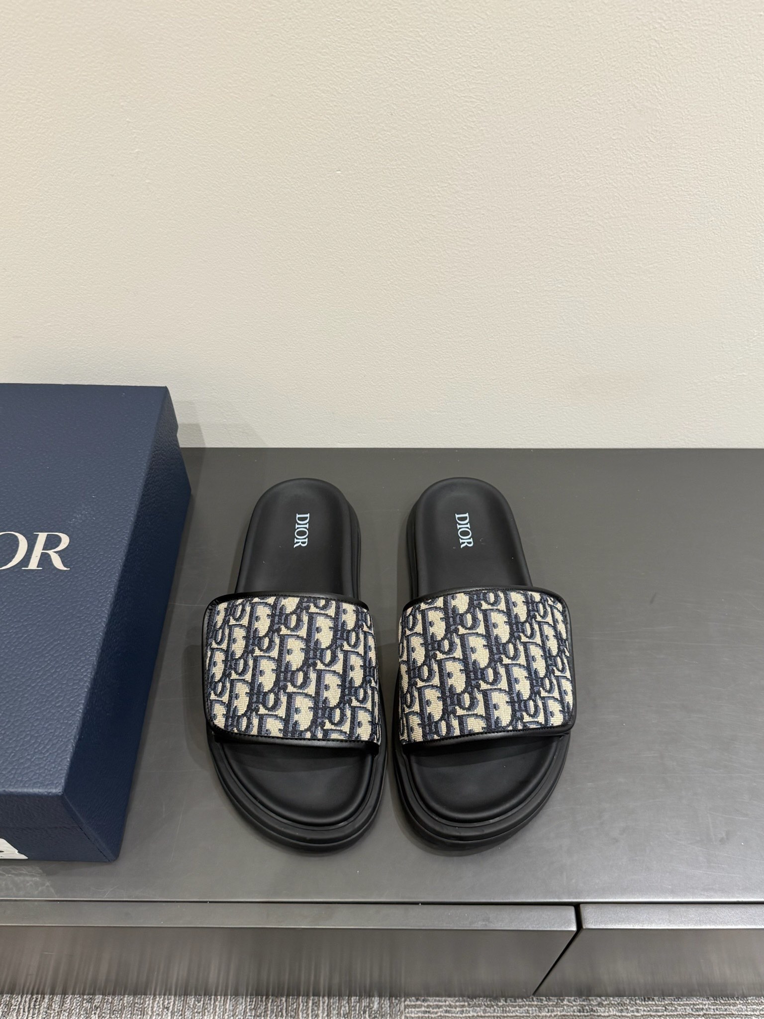 디올 알리아스 샌들