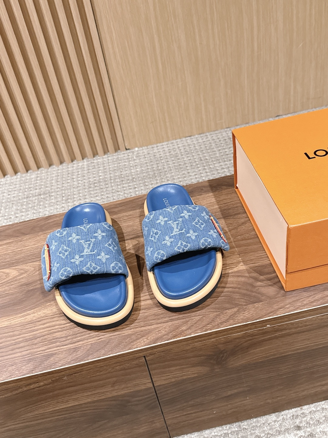 루이비통 풀 필로우 플랫 컴포트 뮬 슬리퍼 남녀공용