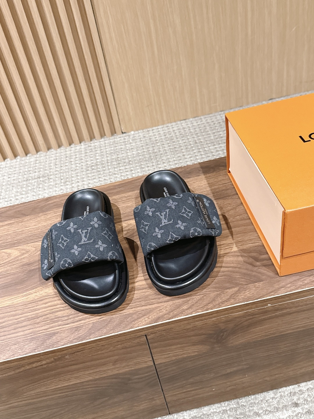 루이비통 풀 필로우 플랫 컴포트 뮬 슬리퍼 남녀공용