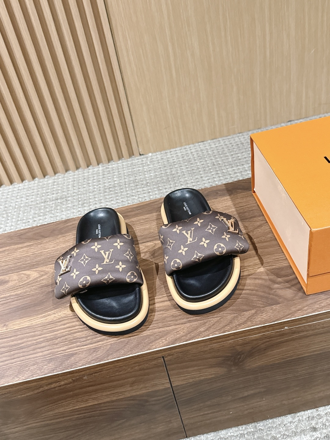 루이비통 풀 필로우 플랫 컴포트 뮬 슬리퍼 남녀공용